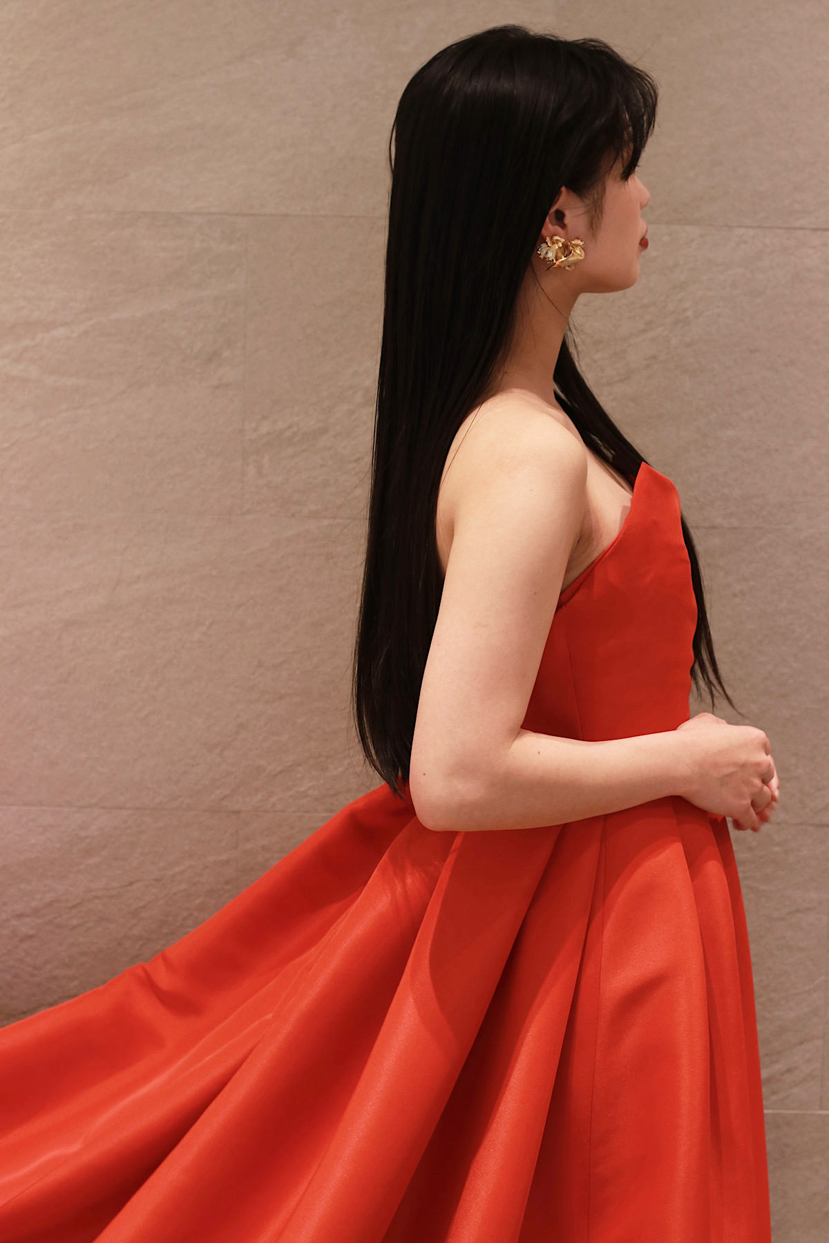 トリート メゾンの新作、大胆なビビットカラーが目を惹くオレンジのカラードレス