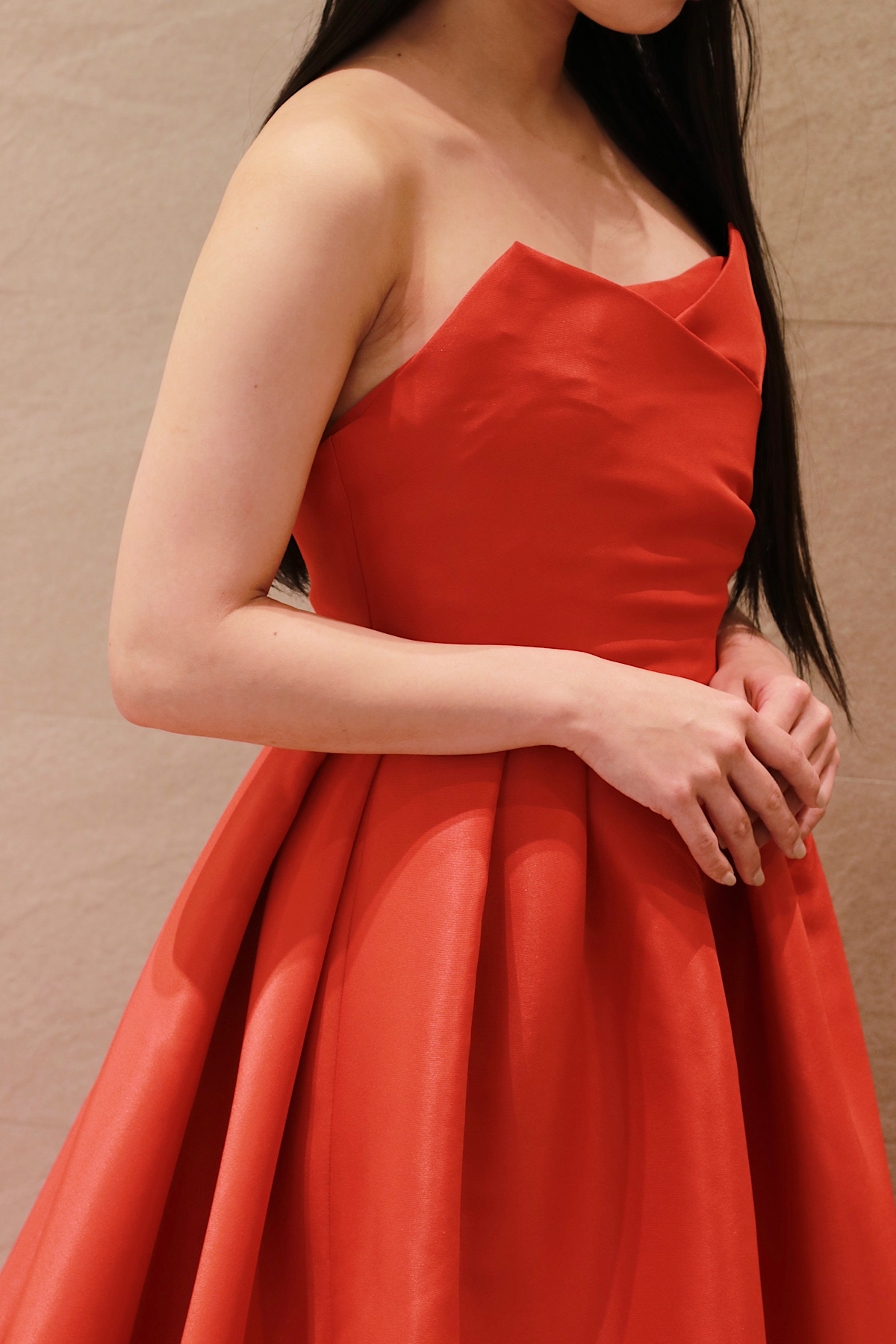 トリート メゾンの新作、大胆なビビットカラーが目を惹くオレンジのカラードレス