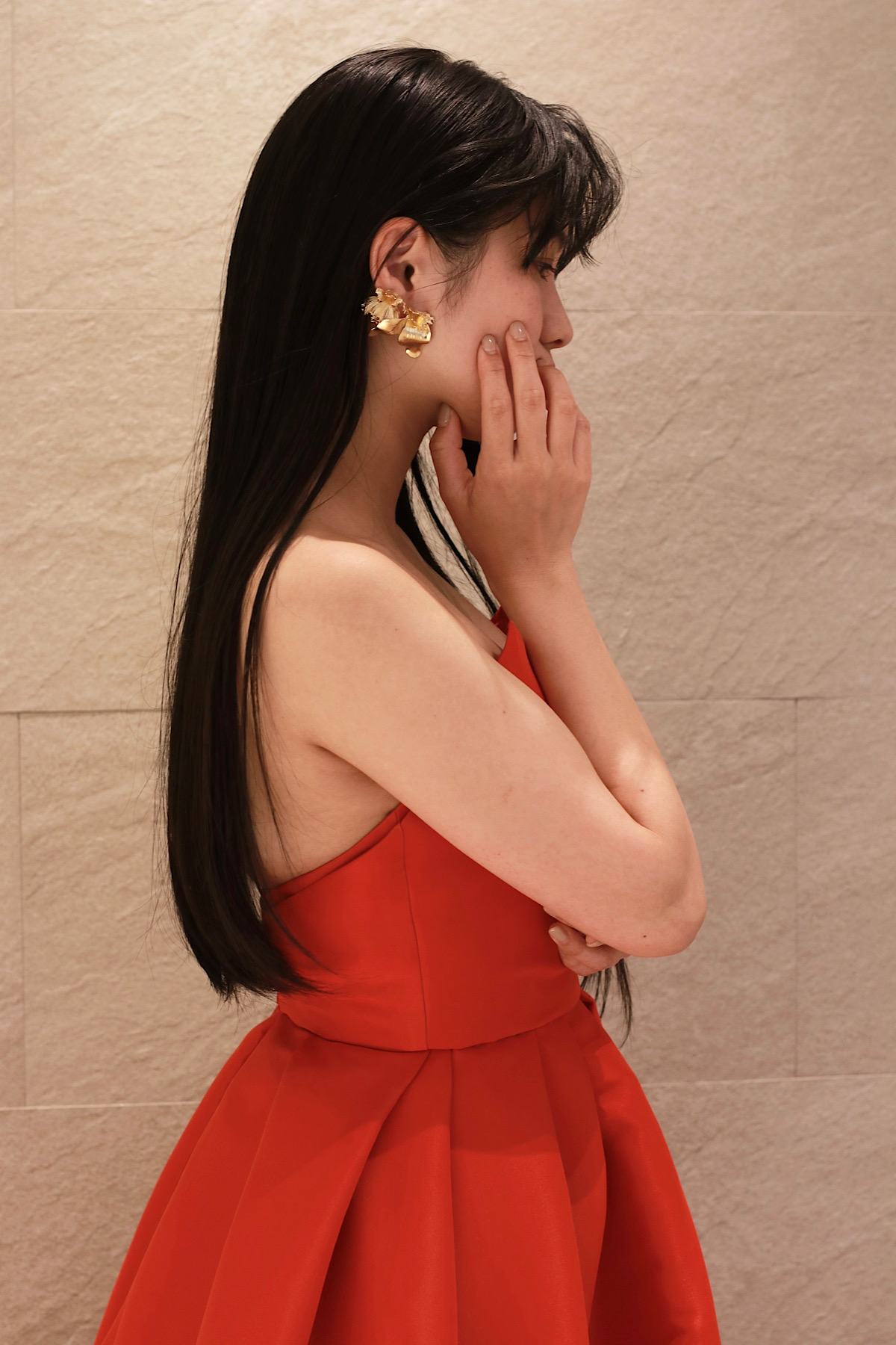 トリート メゾンの新作、大胆なビビットカラーが目を惹くオレンジのカラードレス