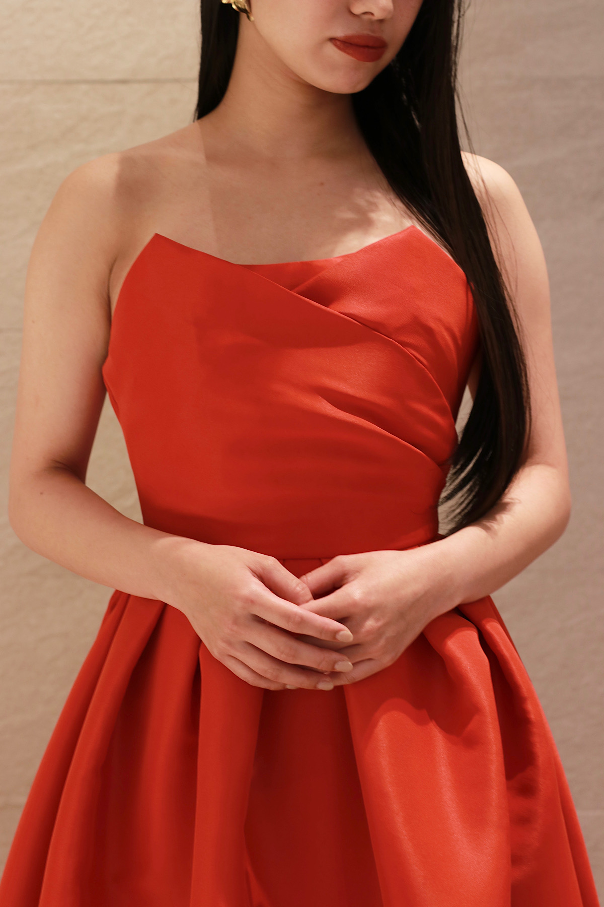 トリート メゾンの新作、大胆なビビットカラーが目を惹くオレンジのカラードレス