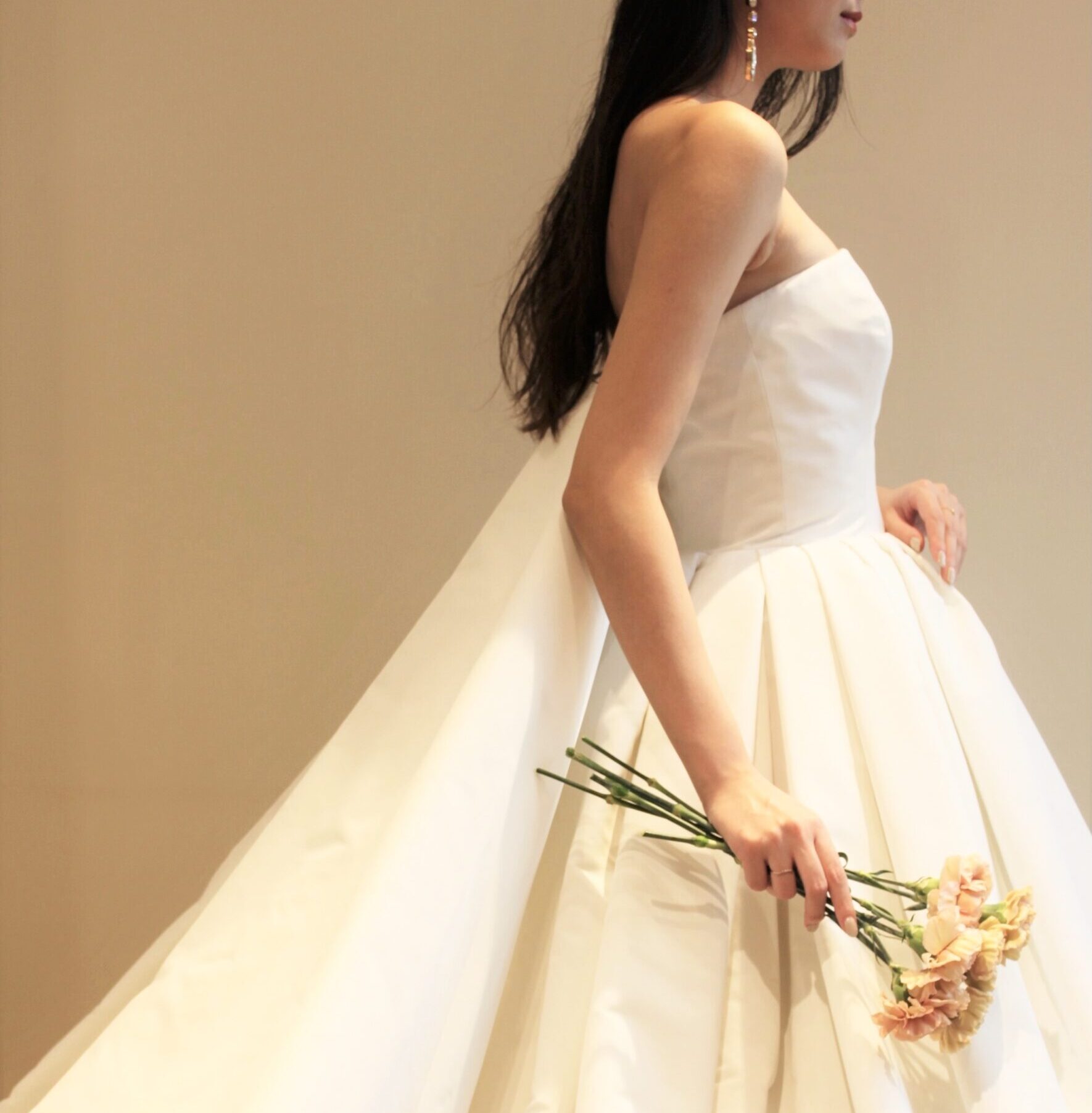 うしろ姿が美しいウェディングドレスはチャペルに映えるドレスでトリートドレッシング京都店でお取り扱いをしているシンプルなドレス