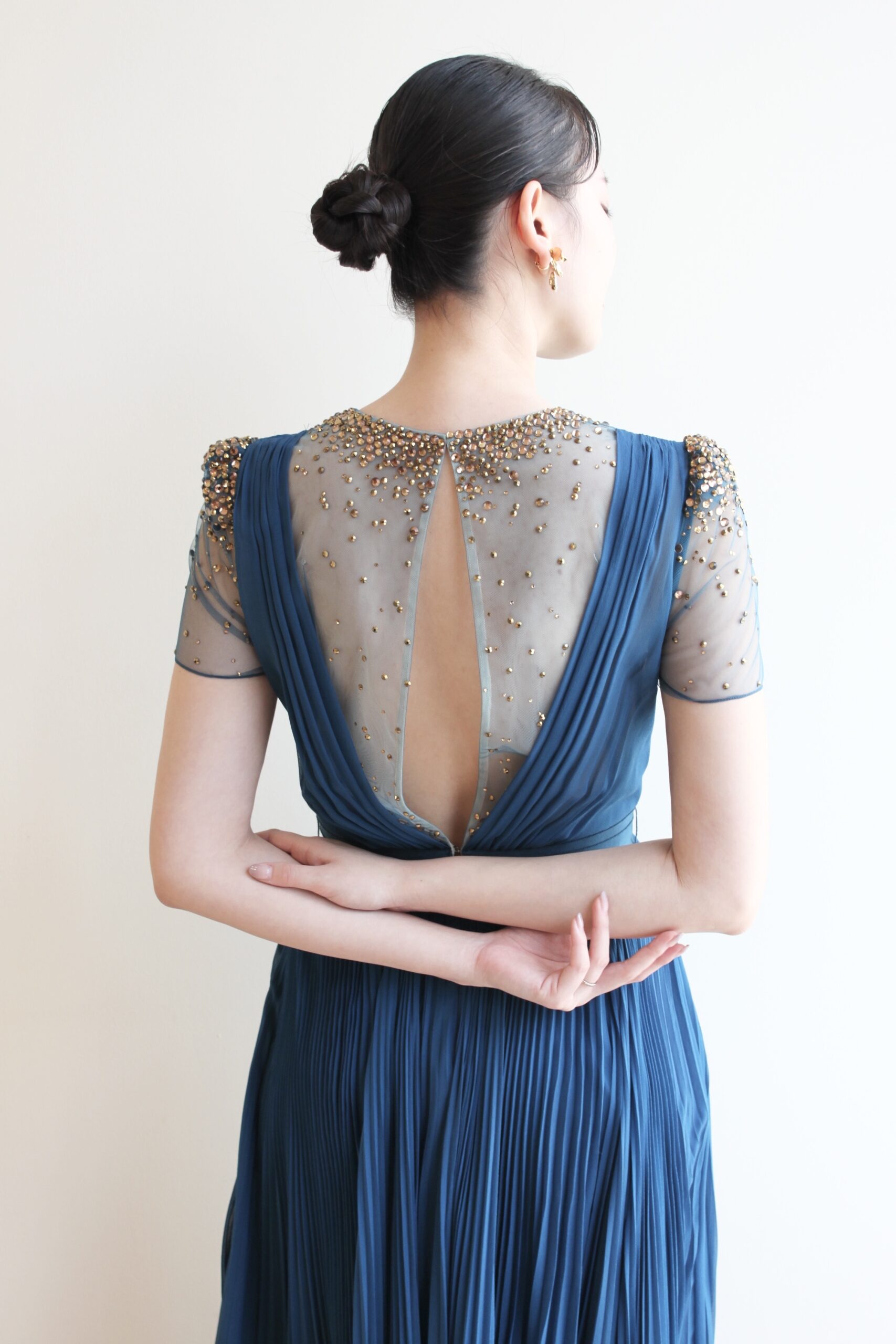 thetreatdressing京都店がお取り扱いしているジェニーパッカムのドレスは自然光が当たるとビジューが綺麗に輝くカラードレス