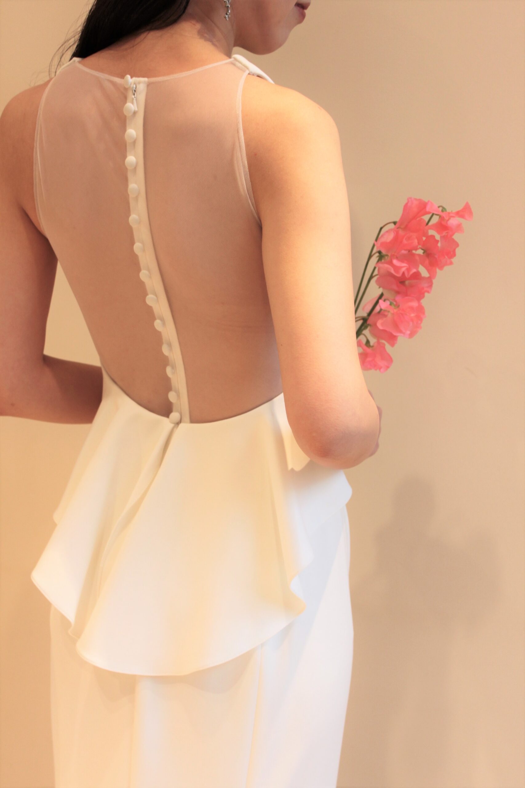 ザトリートドレッシング 京都店ではバックスタイルにくるみボタンの施されたウェディングドレスが人気です