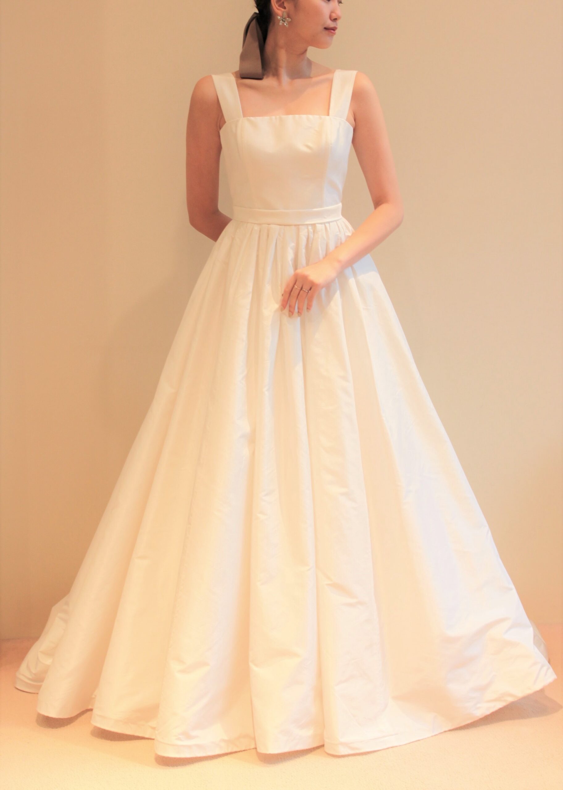 ザトリートドレッシングでご紹介しているドレスはスクエアネックでデコルテを美しく見せるので特別な一日の新婦様らしさを演出します