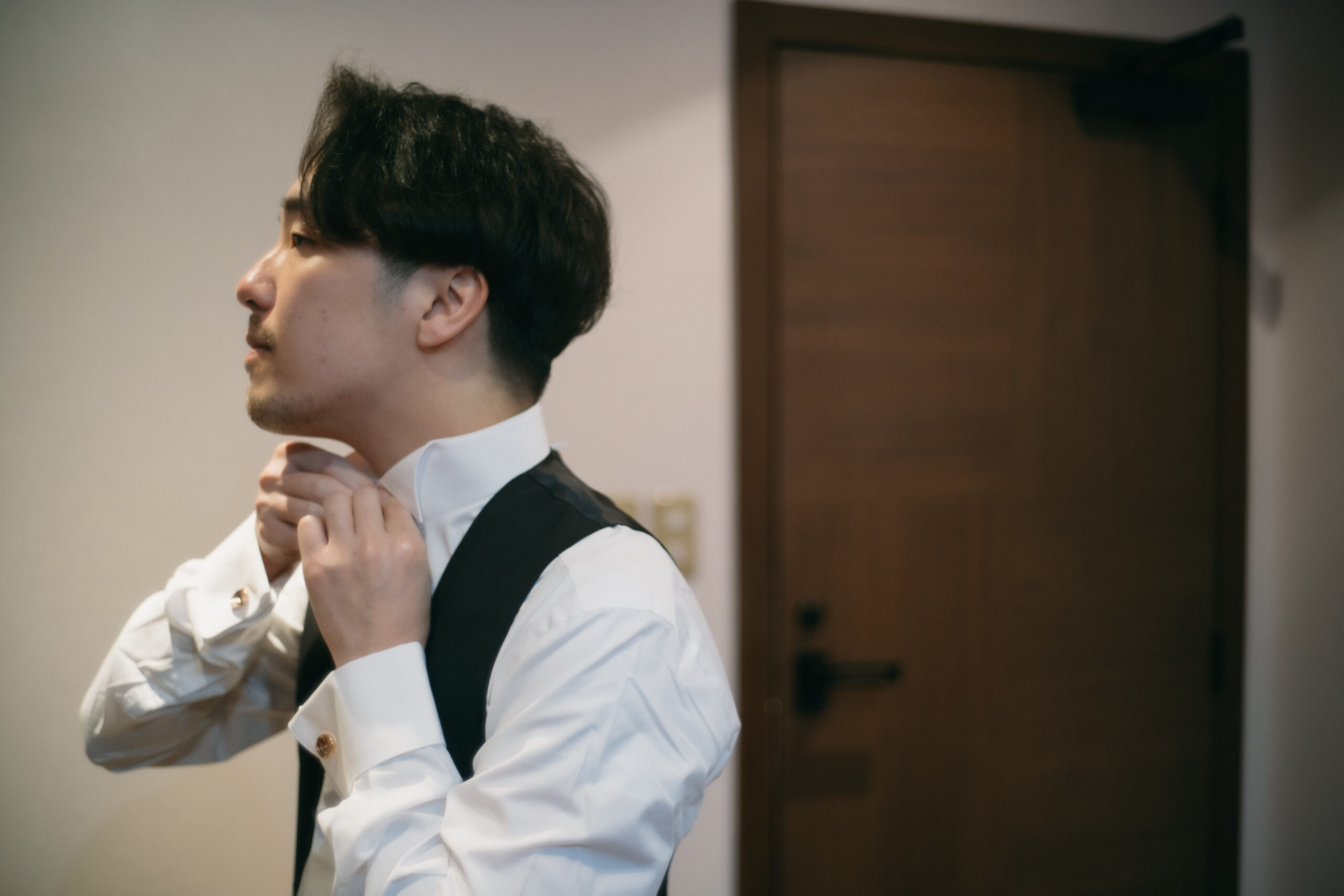 アリスメイドディスのゴールドカフリンクスが目を惹くお仕度中の新郎様