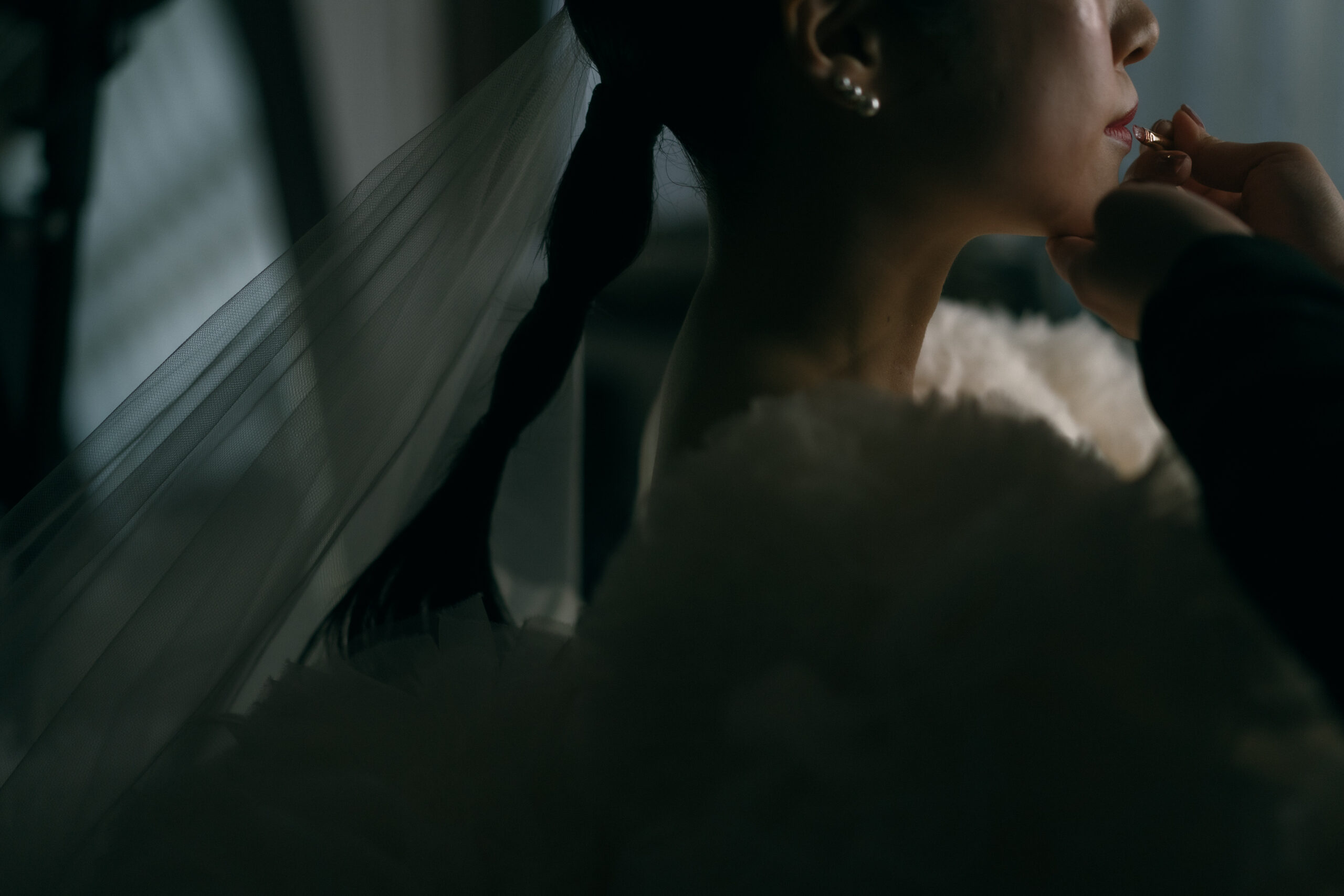 トモコイズミのウェディングドレスにパールのイヤリングをあわせたコーディネートのご紹介