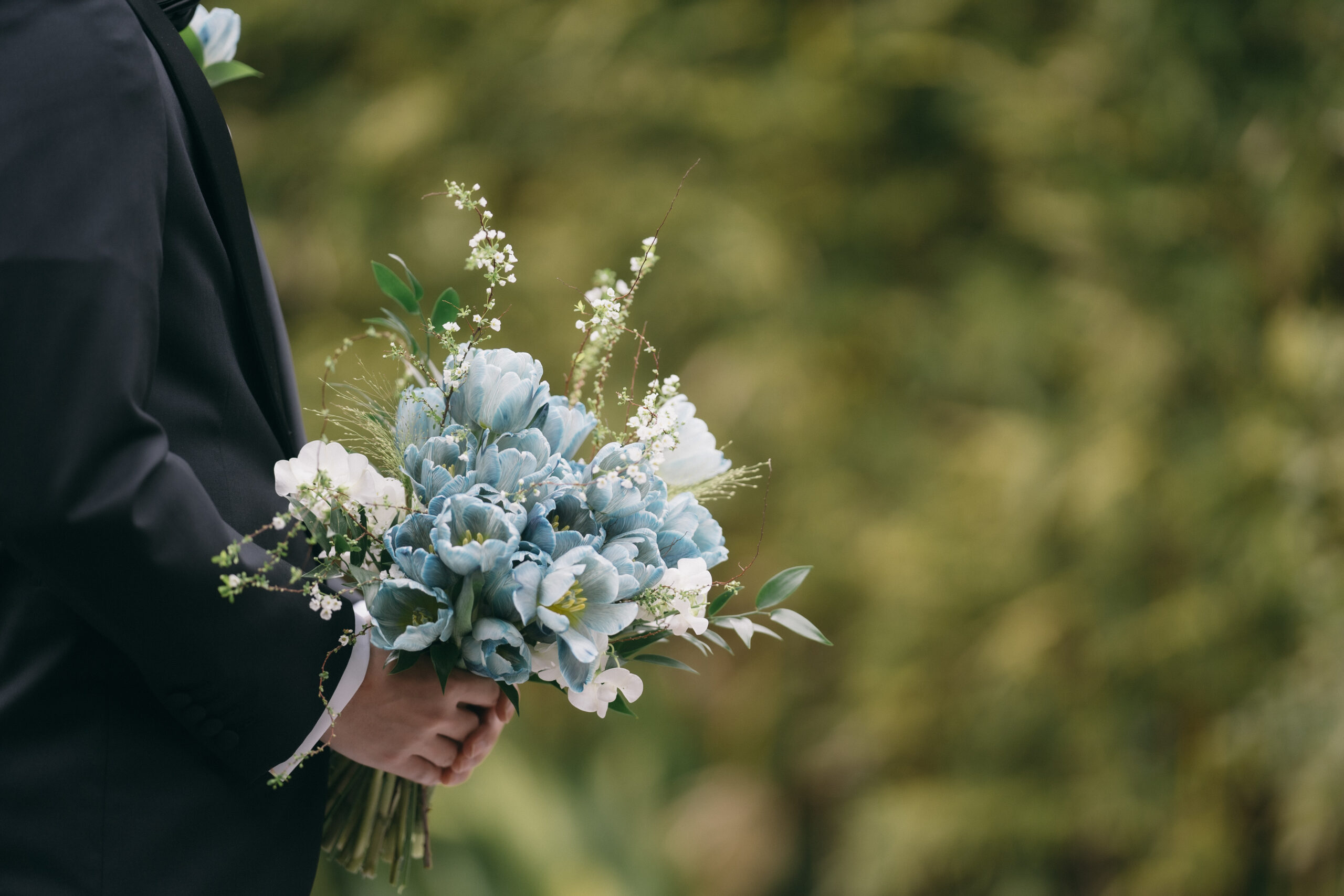 鮮やかなブルーとホワイトのブーケが優美の印象を与え、ウェディングドレスに彩りを添えます