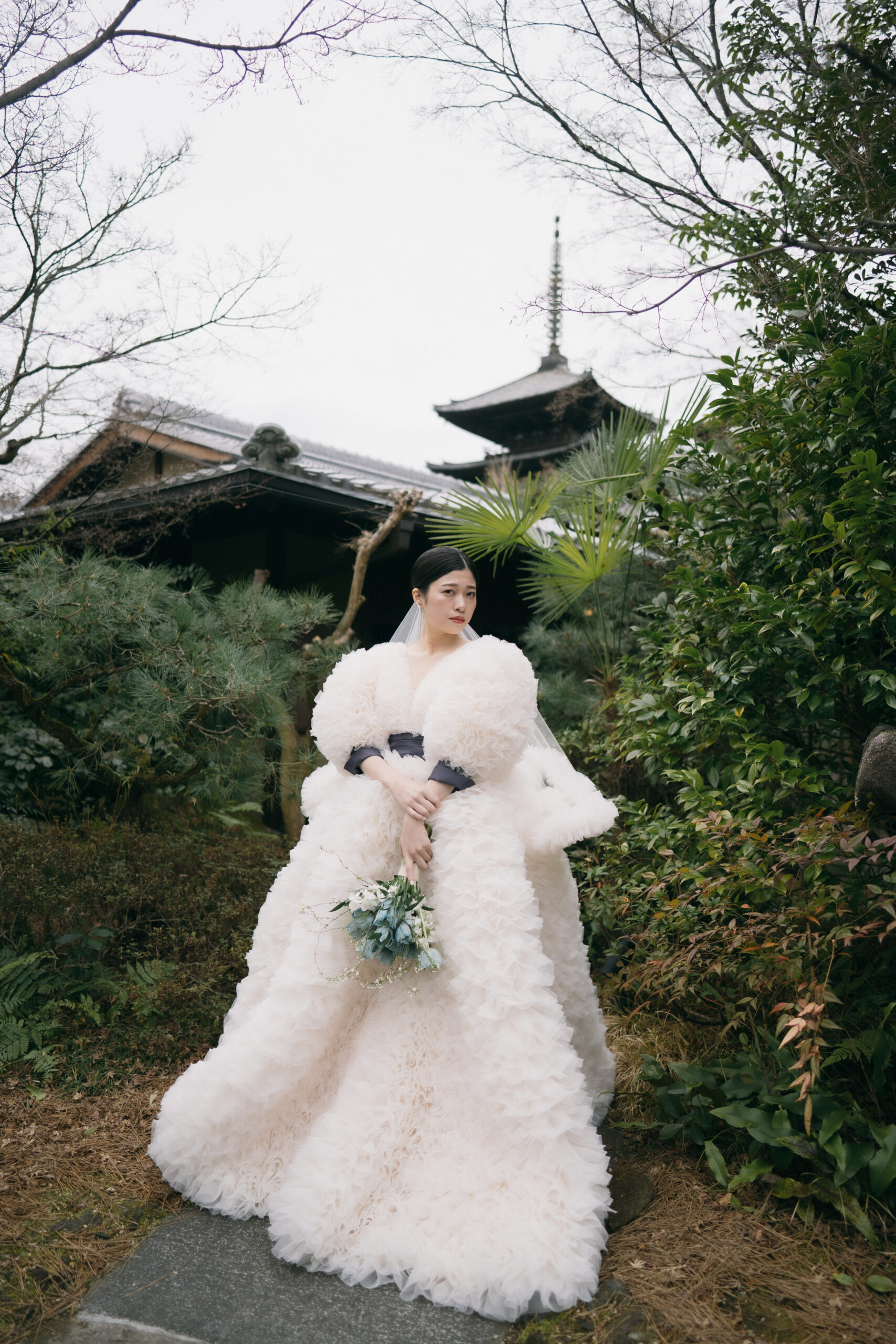 ザトリートドレッシング京都店の専属会場であるザソウドウヒガシヤマ京都にてトモコイズミのドレスをお召になられた花嫁様のご紹介