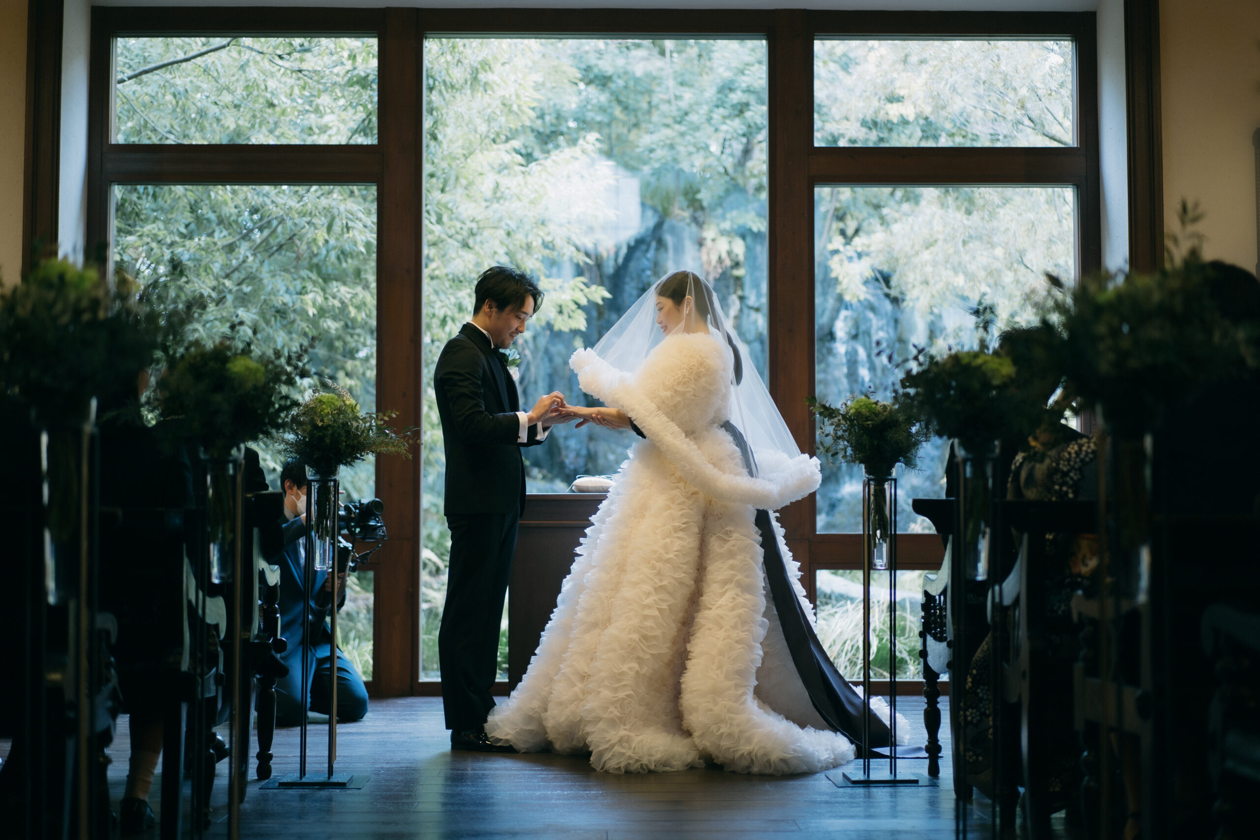 緑豊かな自然あふれるチャペルでトモコイズミのお衣装をお召になられたご新婦様のご紹介