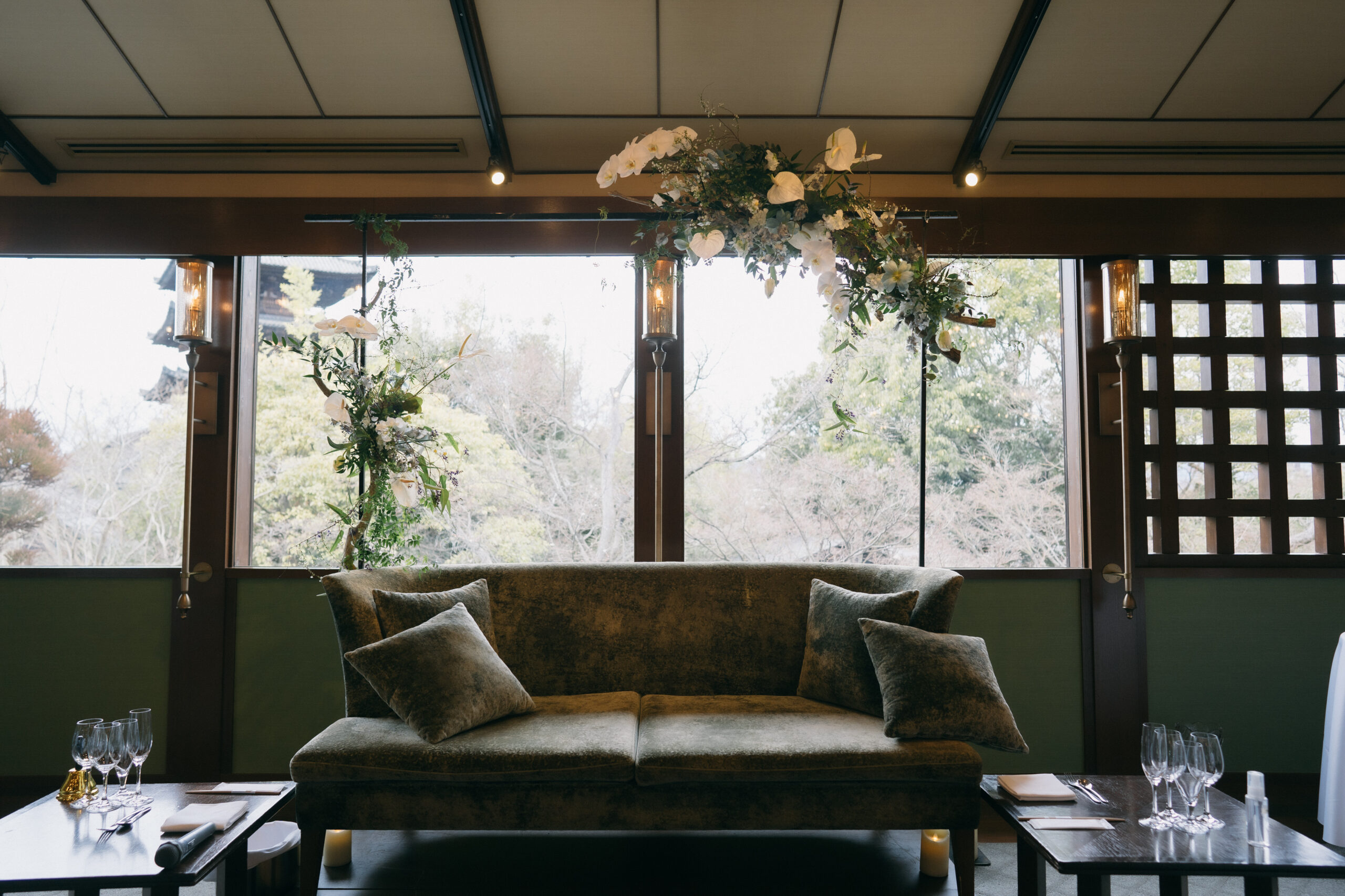 白のアンスリウムと緑の葉っぱのアーチが会場に華やぎを添えます