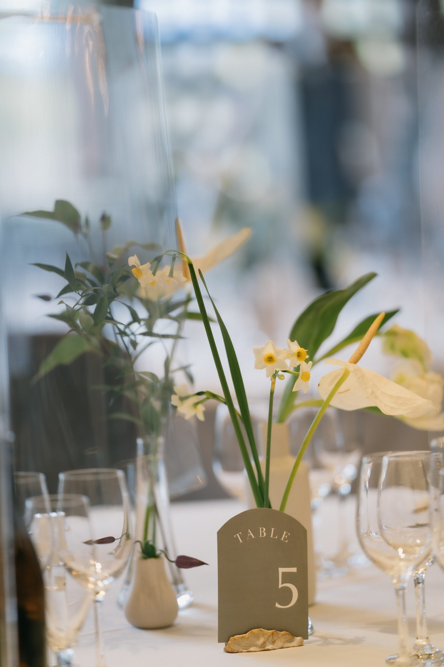 ハンドメイドのテーブルナンバーとスイセン