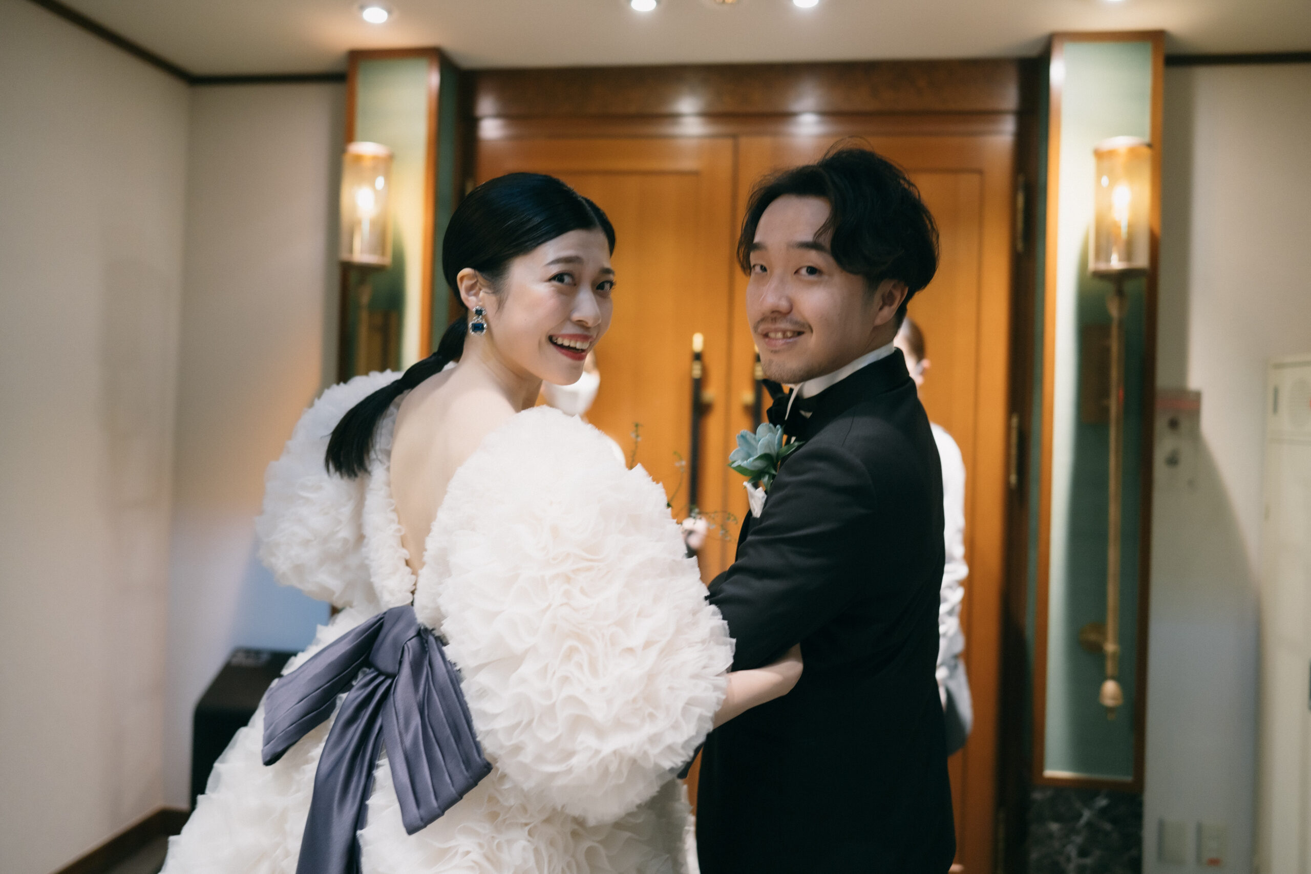 ザトリートドレッシング京都店にてお取り扱いのあるトモコイズミのドレスにブルーのイヤリングをあわせたコーディネートのご紹介