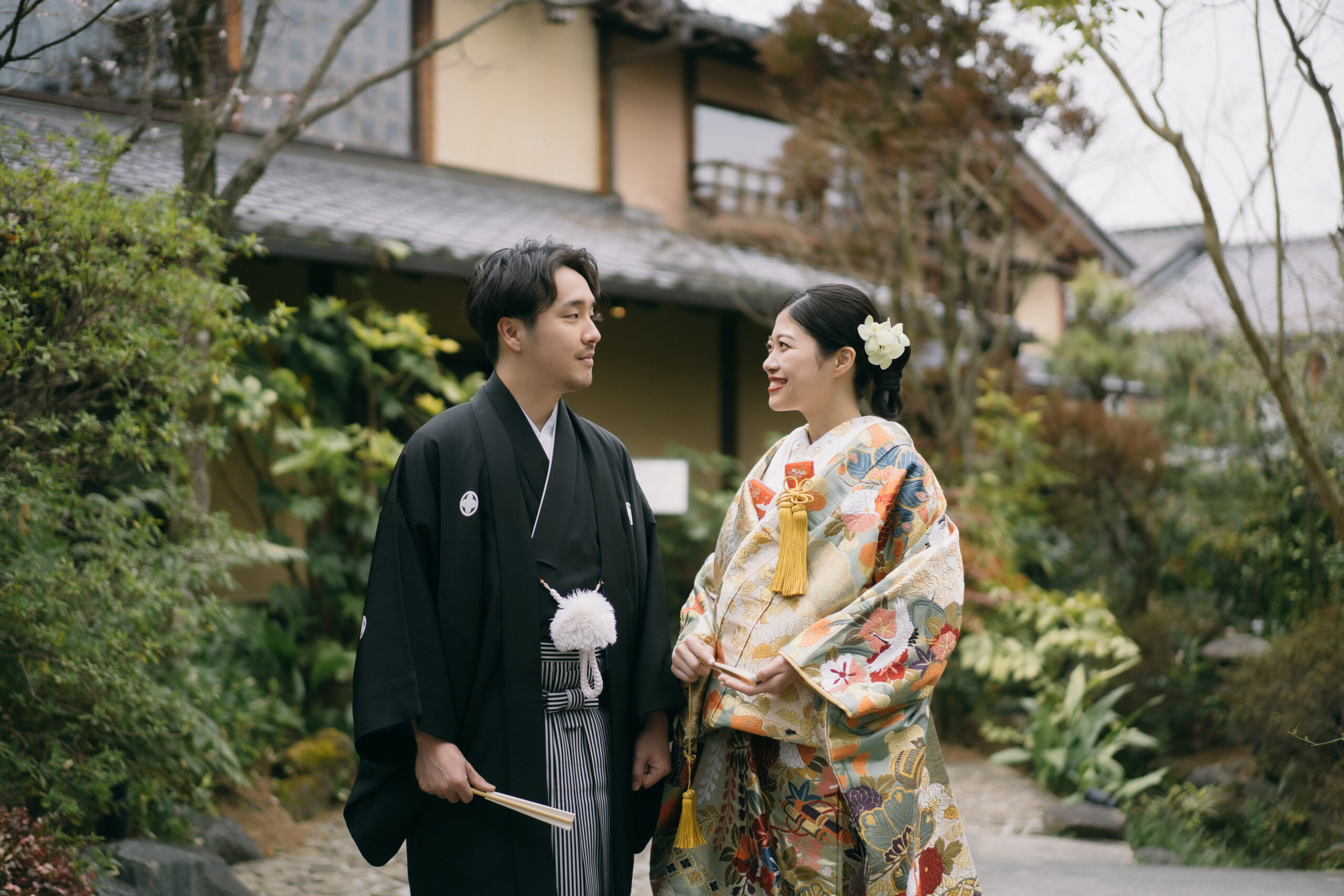 ザトリートドレッシング京都店にてお取り扱いのある淡い黄緑色の色打掛をお色直しでお召になられたご新婦様のご紹介