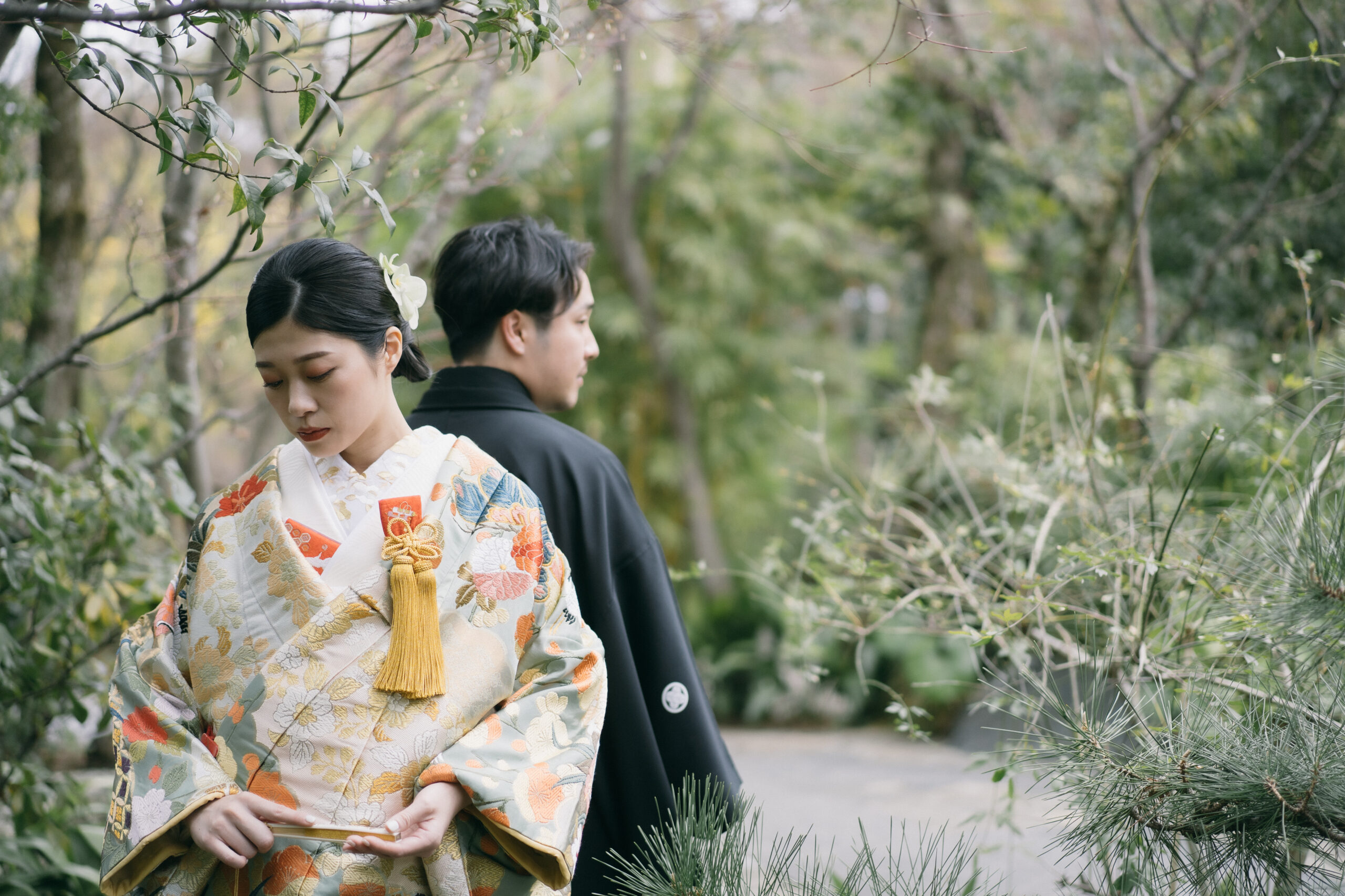 緑豊かなお庭でお和装をお召になる新郎新婦様のご紹介