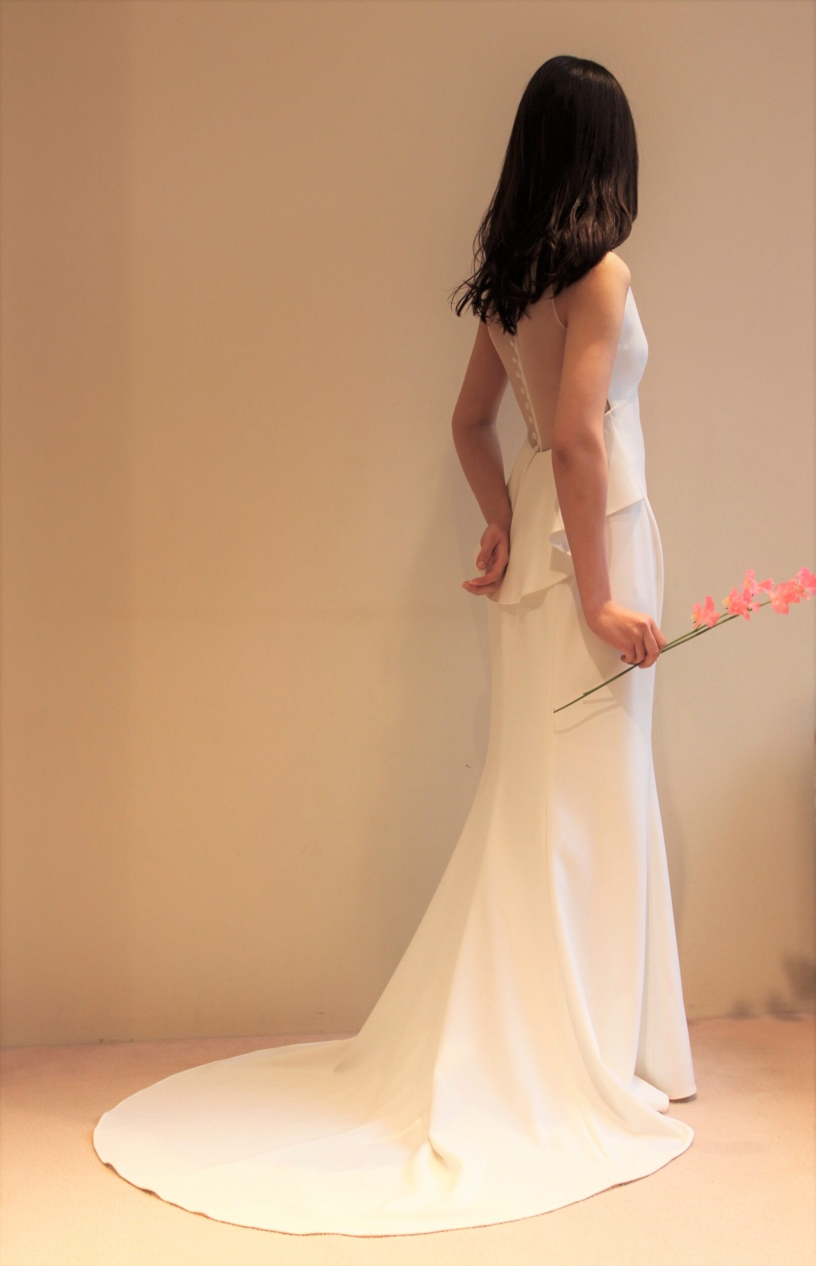 インポートドレスのセレクトショップ、ザトリートドレッシング 京都店では、女性の身体を美しく魅せるスレンダーラインのウェディングドレスを多く取り扱いしております