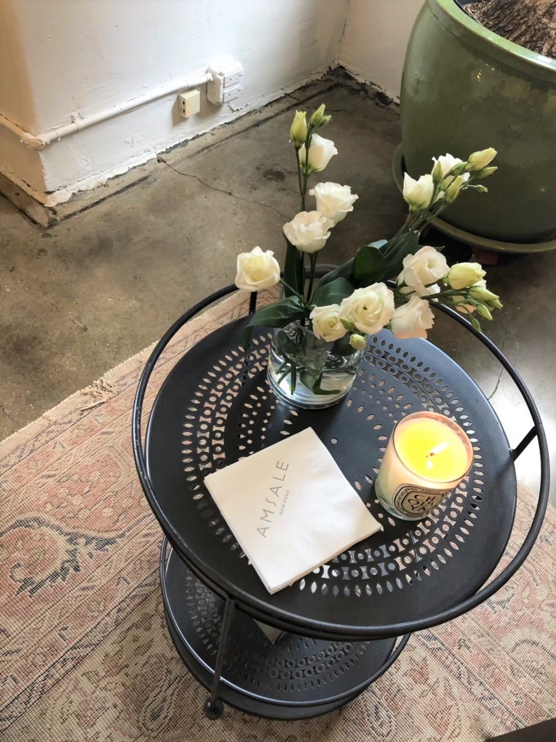 ニューヨークのブランドアムサーラはサロンに訪れた花嫁達にキャンドルと生花を飾り出迎えます