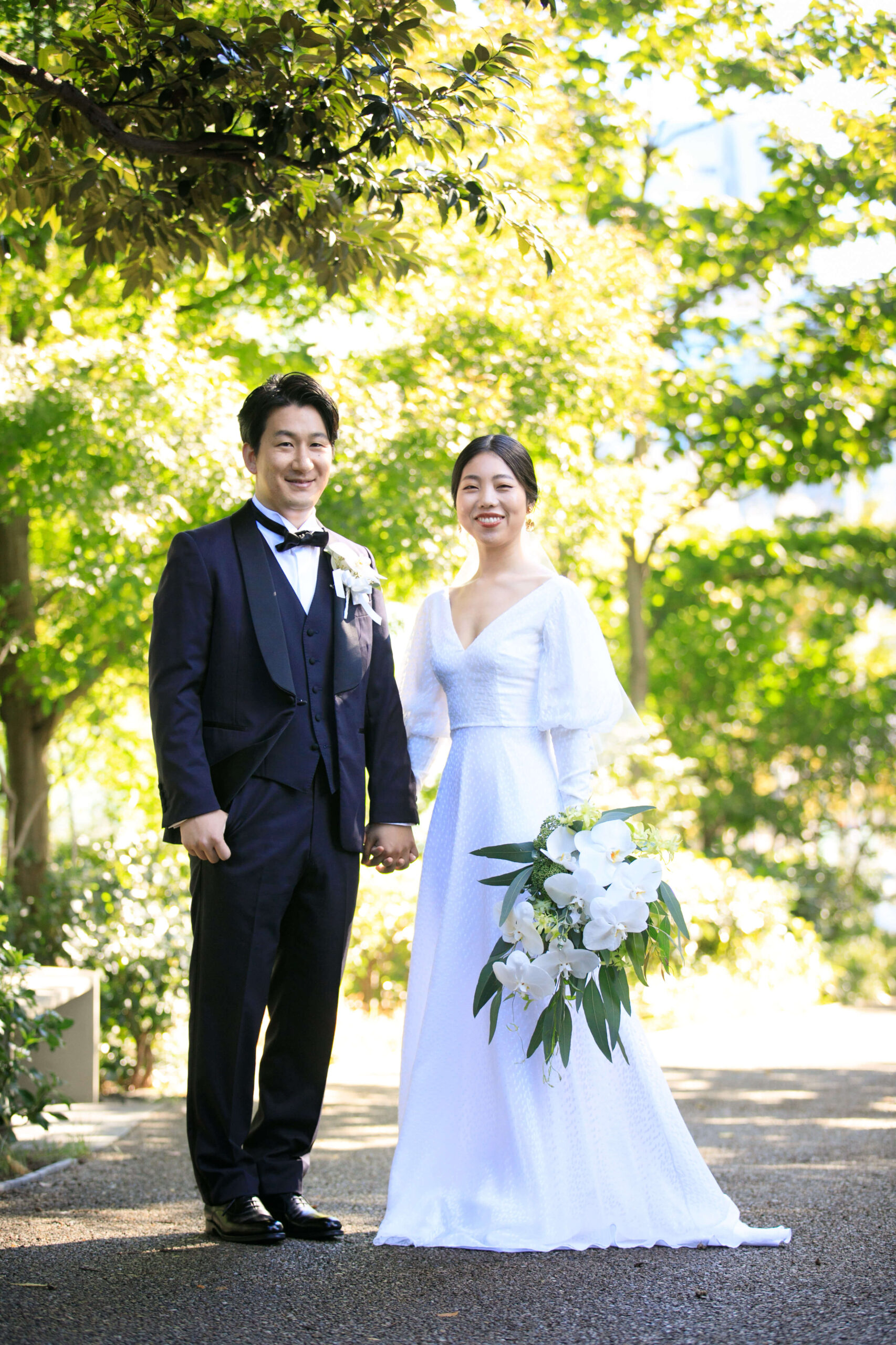 ザトリートドレッシングアディション店の提携会場であるアンダーズ東京にてサフィアのアットホームなウェディングドレスとネイビーのタキシードをお召しになったご新郎ご新婦様