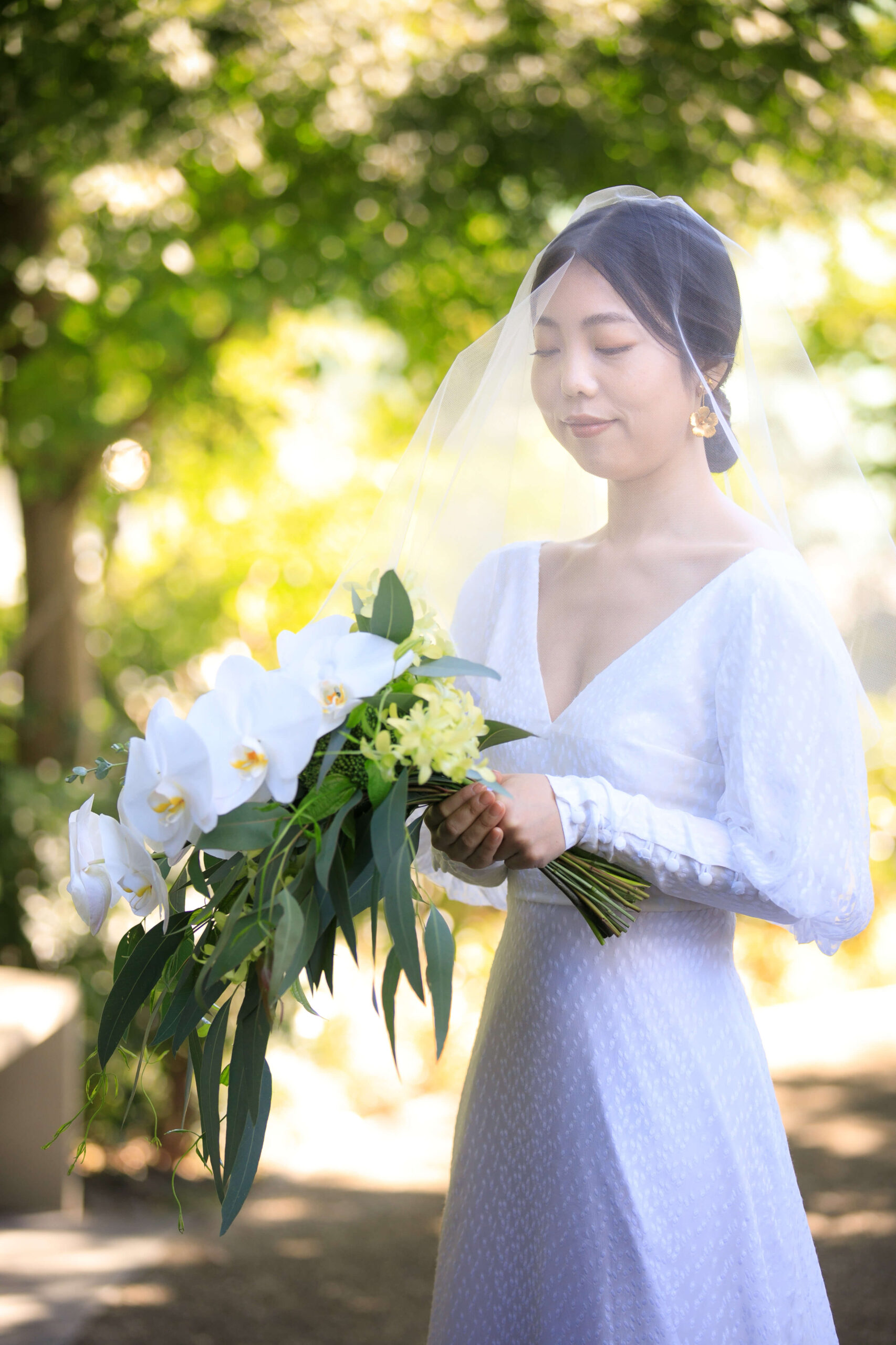 ザトリートドレッシングアディション店にて人気のサフィアのスレンダーラインのウェディングドレスを結婚式でお召しになった花嫁