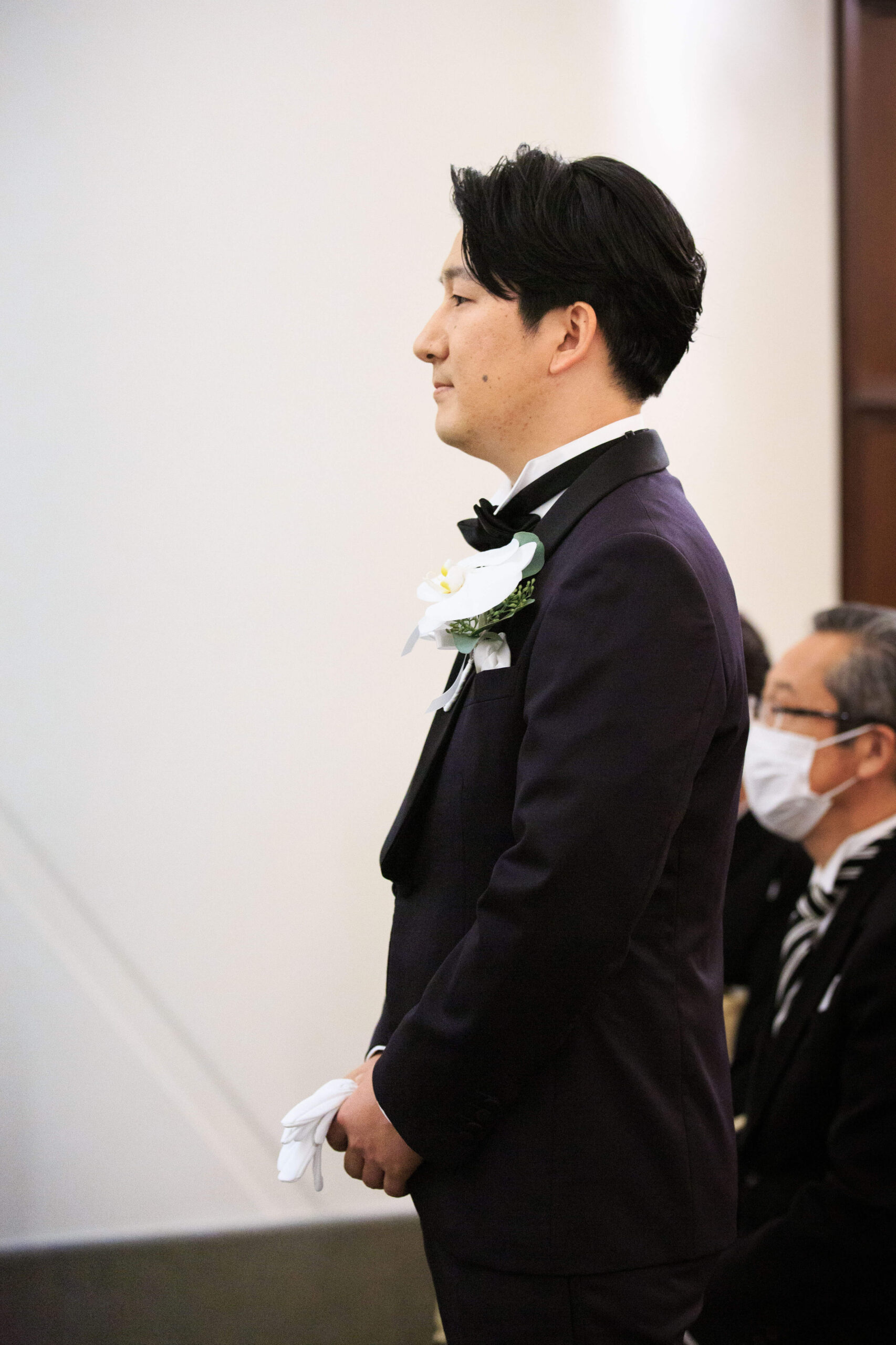 トリートジェントルマンのネイビーのタキシードでアットホームな結婚式を過ごされたご新郎様