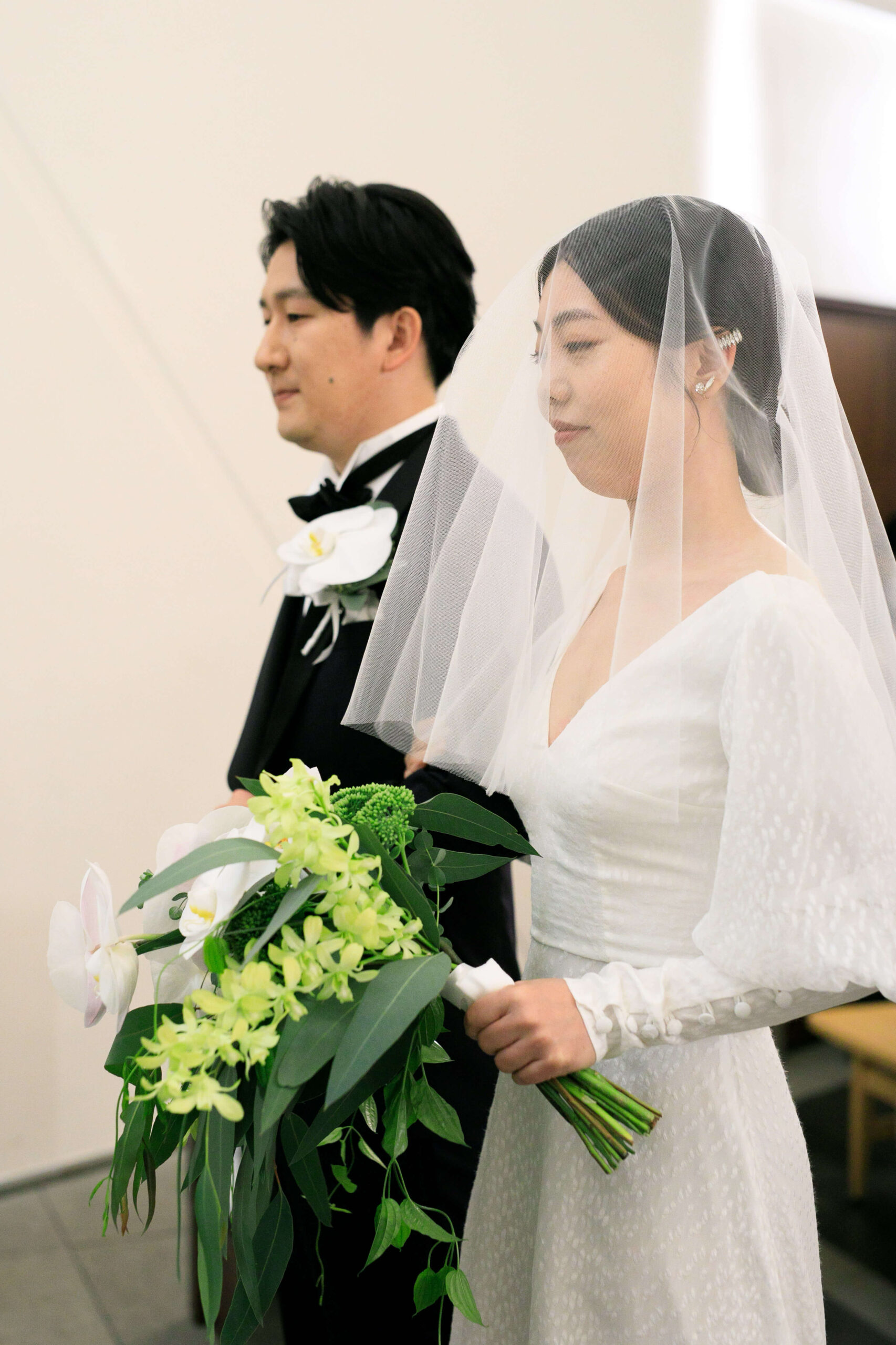 ザトリートドレッシングアディション店の提携会場であるアンダーズ東京にてサフィアのアットホームなウェディングドレスとネイビーのタキシードをお召しになりアットホームな結婚式を過ごされたご新郎ご新婦様