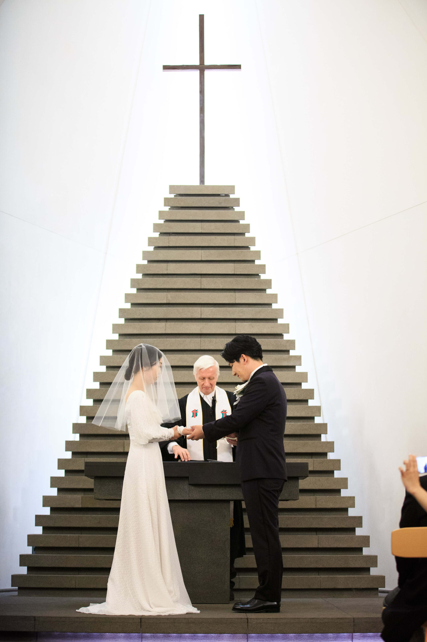 ザトリートドレッシングアディション店の提携会場であるアンダーズ東京にてサフィアのアットホームなウェディングドレスとネイビーのタキシードをお召しになりアットホームな結婚式を過ごされたご新郎ご新婦様