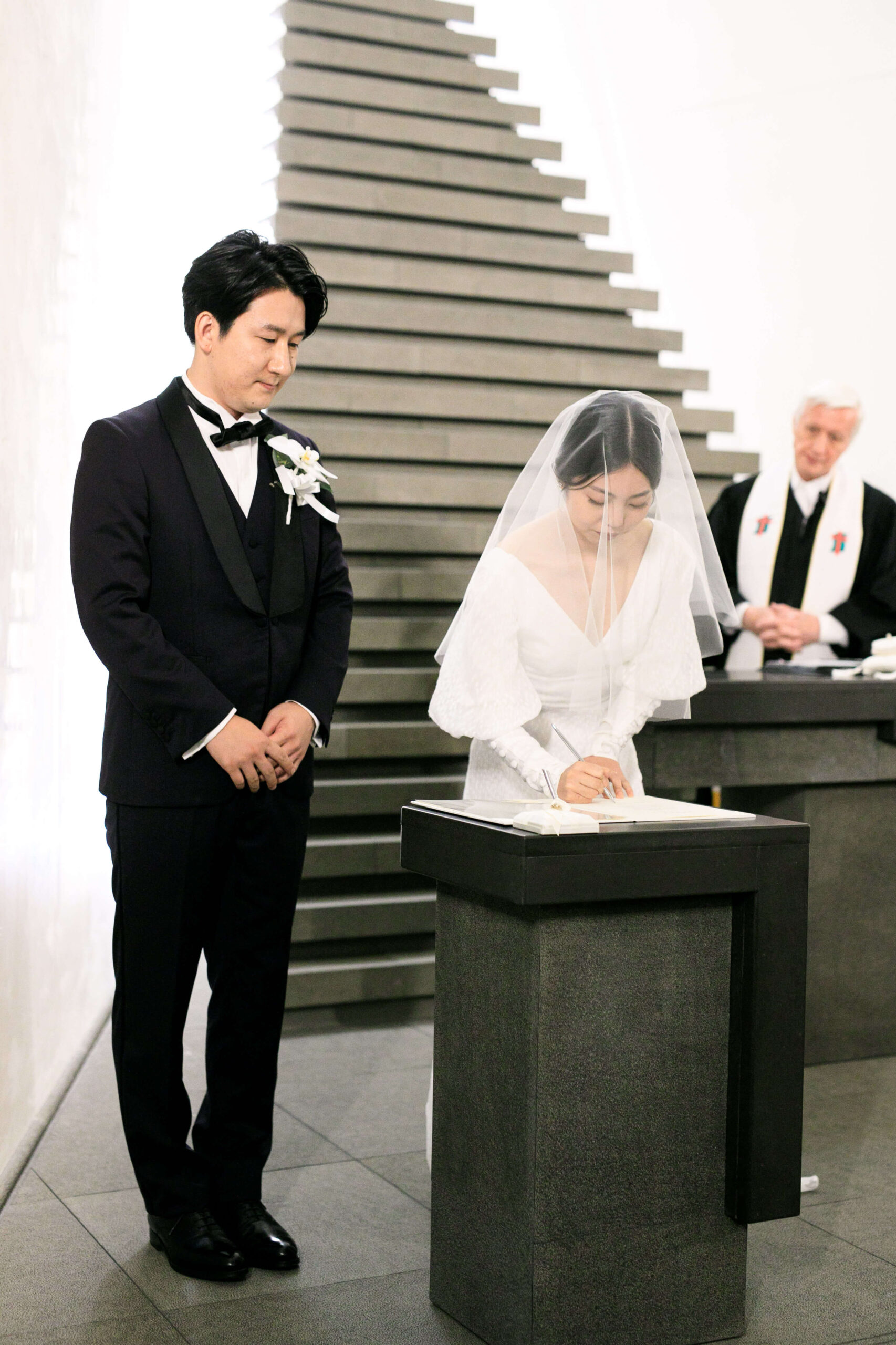 ザトリートドレッシングアディション店の提携会場であるアンダーズ東京にてサフィアのアットホームなウェディングドレスとネイビーのタキシードをお召しになりアットホームな結婚式を過ごされたご新郎ご新婦様