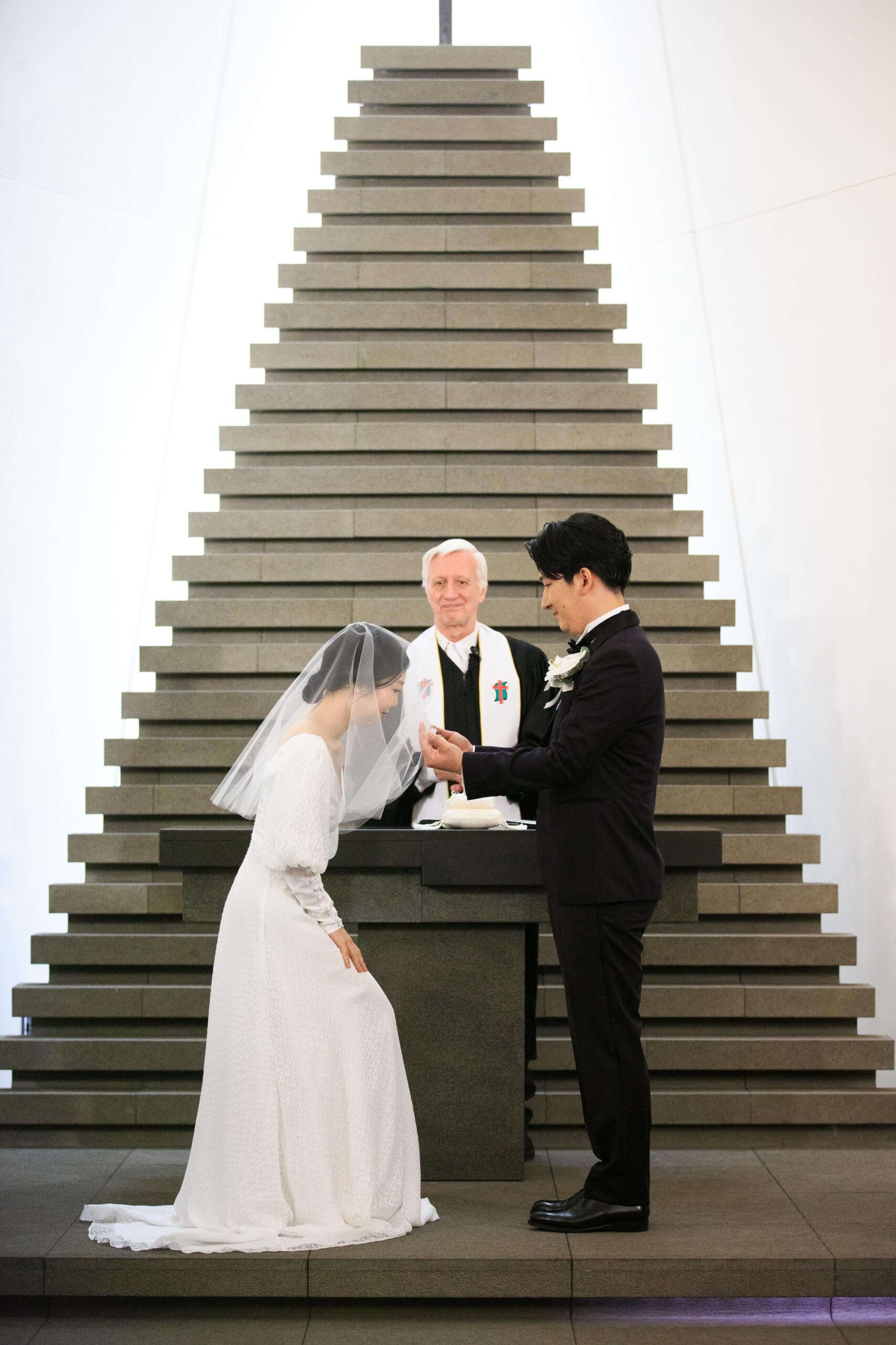 ザトリートドレッシングアディション店の提携会場であるアンダーズ東京にてサフィアのアットホームなウェディングドレスとネイビーのタキシードをお召しになりアットホームな結婚式を過ごされたご新郎ご新婦様