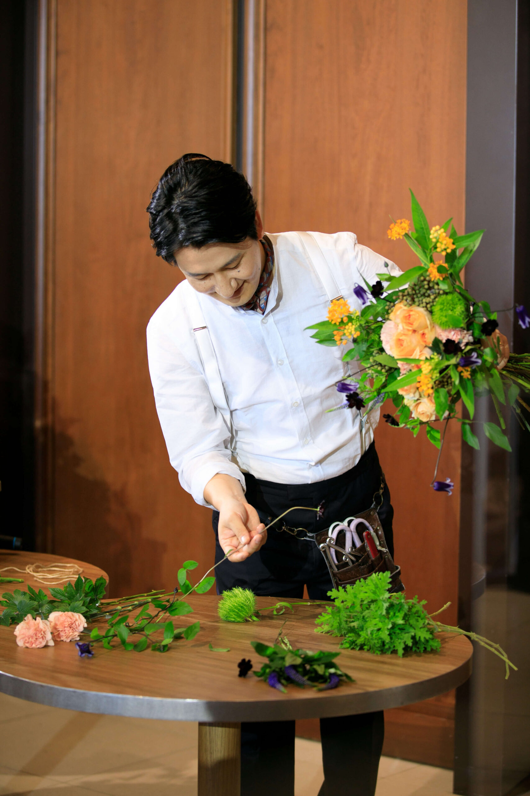 トリートジェントルマンのネイビーのタキシードにブレテッレアンドブレイシーズのホワイトのサスペンダーを合わせた爽やかでナチュラルなコーディネート