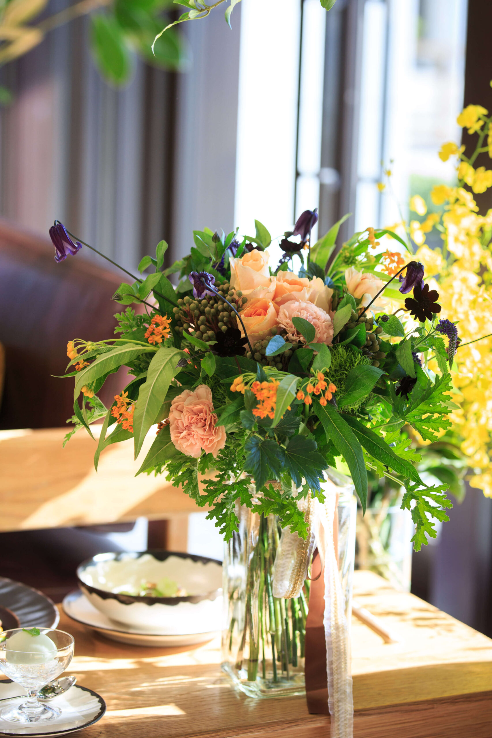 ザトリートドレッシングアディション店の提携会場アンダーズ東京にて、秋色の装花をふんだんに使われアットホームな披露宴を過ごされた花嫁