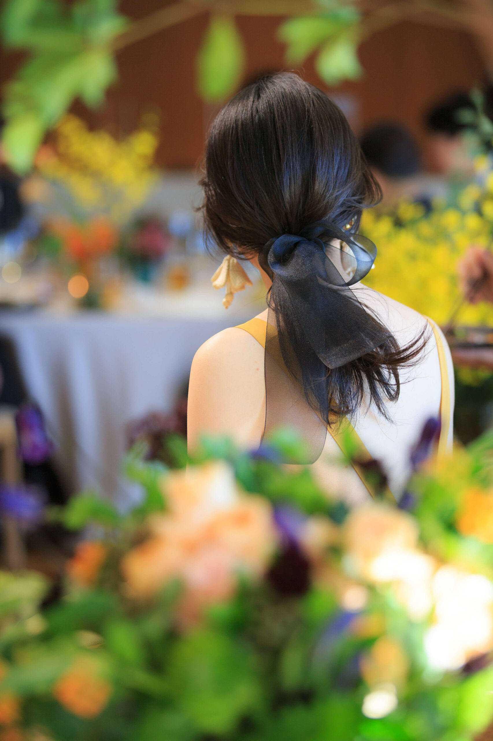 アンダーズ東京の提携ドレスショップザトリートドレッシングにて人気のトリートメゾンのマスタードカラーのバックコンシャスなカラードレス