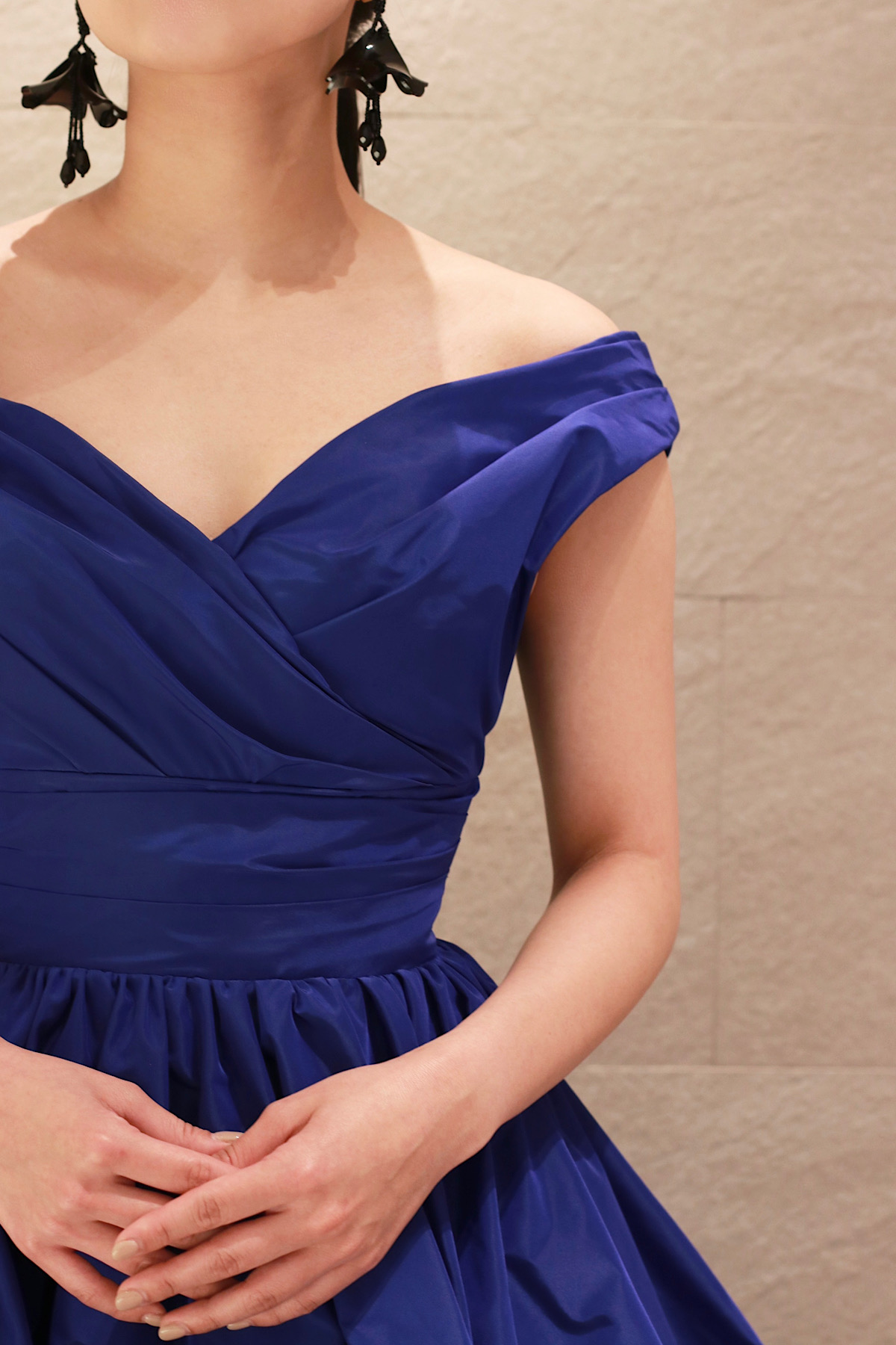 トリート メゾンの新作、ブルーのオフショルダーカラードレス