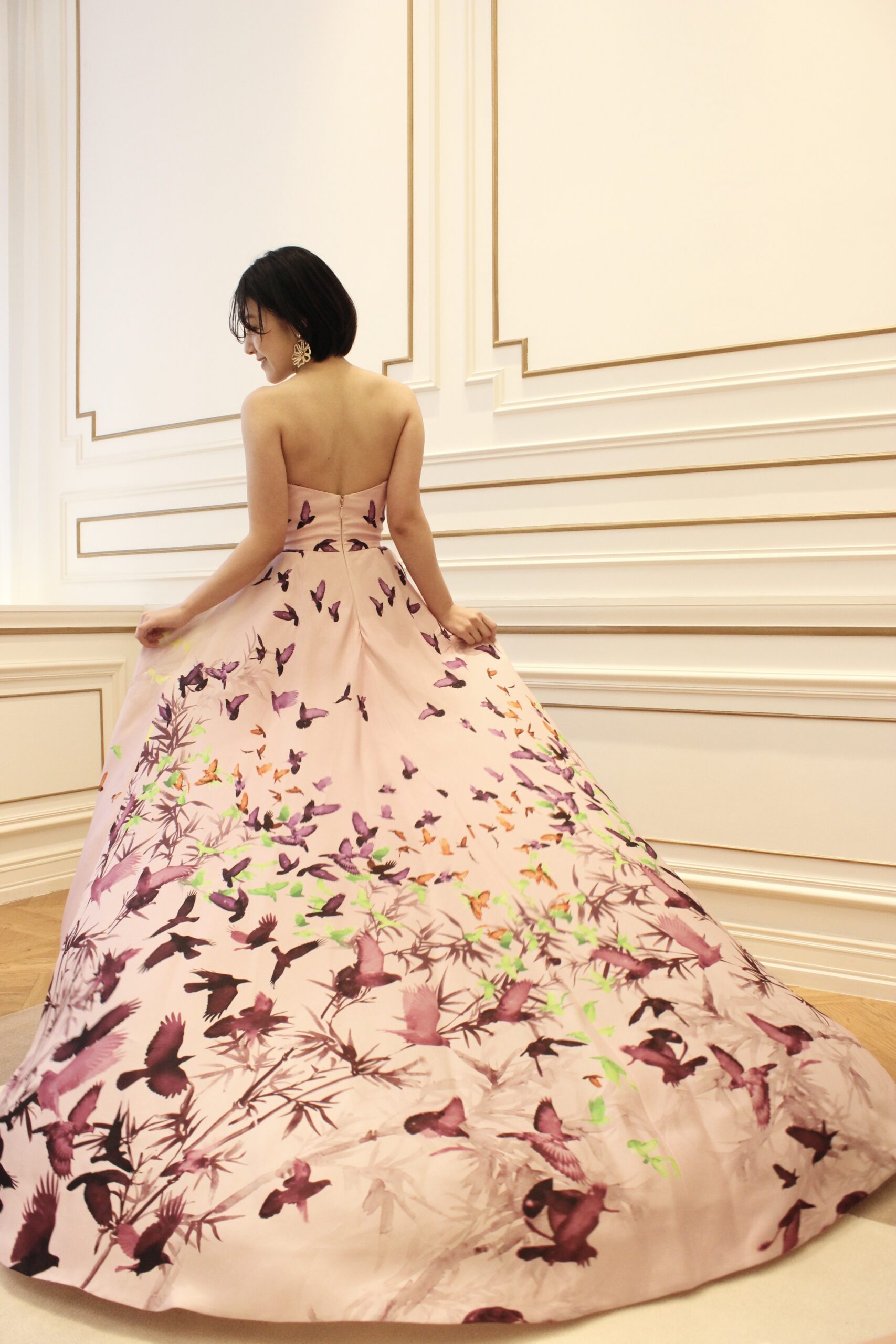 提携のザ ナンザン ハウスでガーデンパーティーをイメージしている花嫁へおすすめのモニークルイリエのピンクのカラードレス