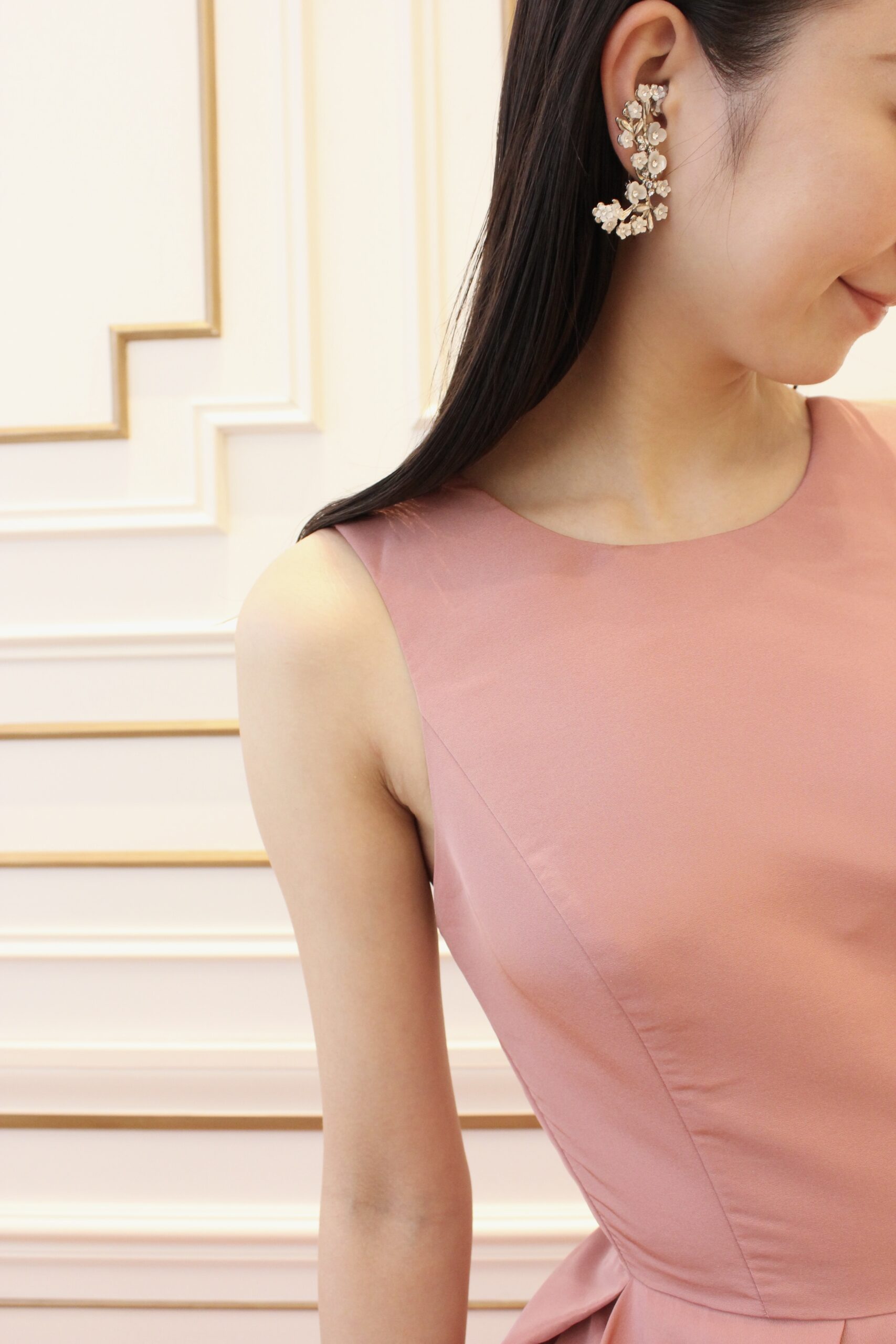 お色直しにぴったりのアイキャッチーなイヤリングを合わせたザトリートドレッシング名古屋店がおすすめするカラードレス