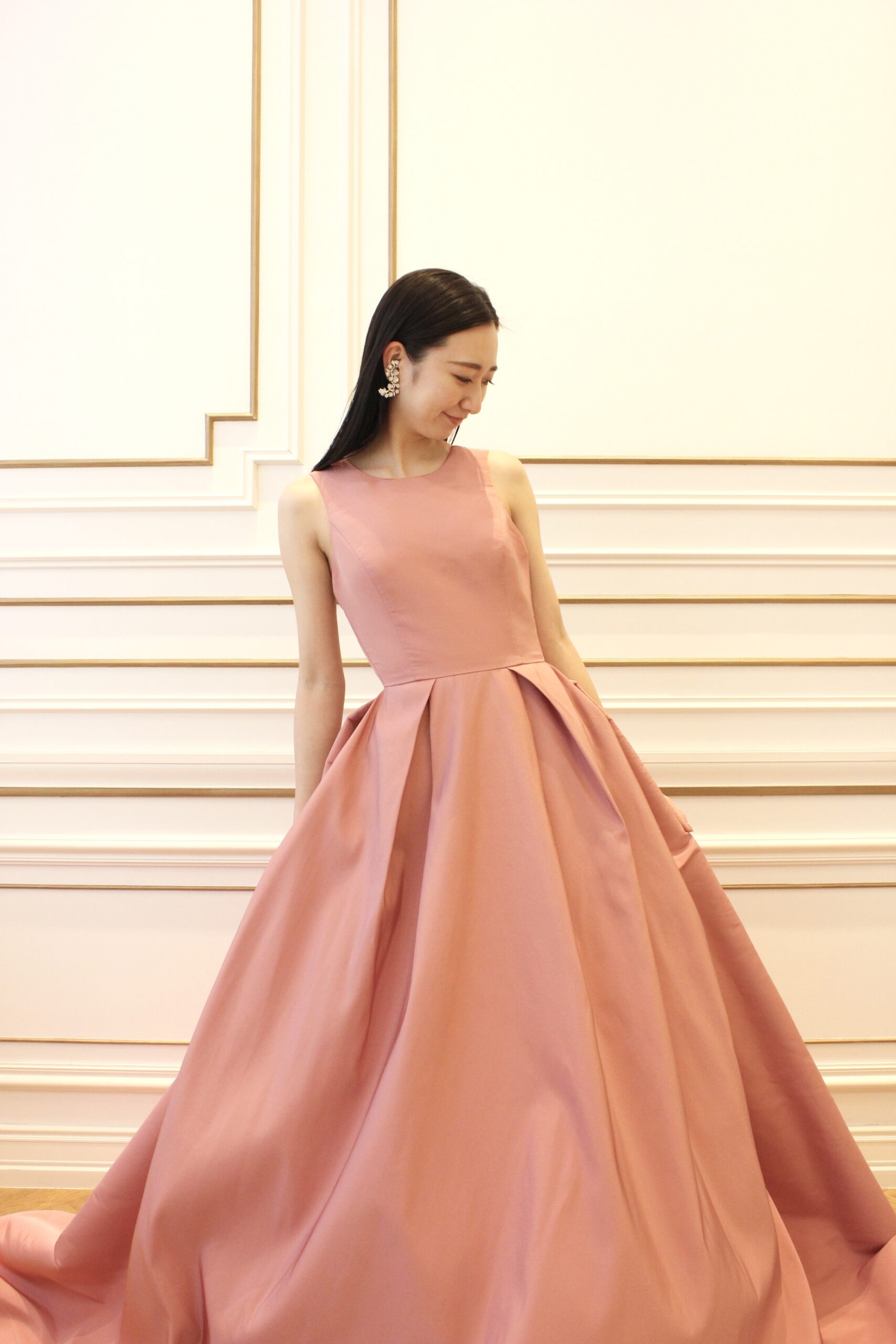 アムサーラとザトリートドレッシングのオリジナルのピンクのカラードレス