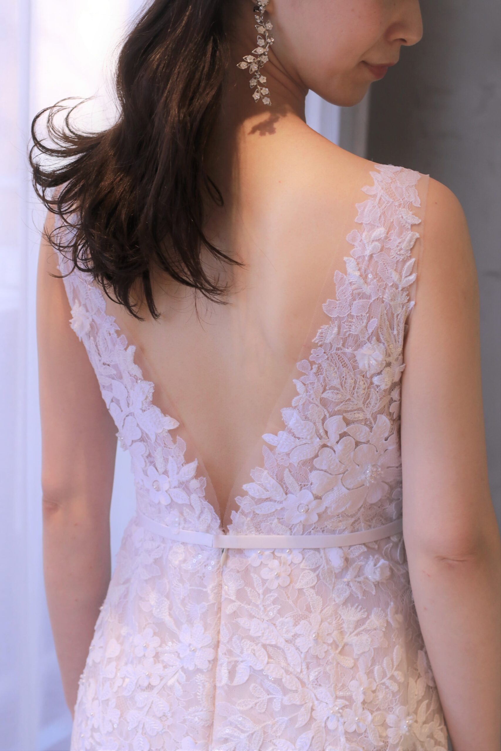 トリートドレッシングアディション店に入荷した新作ウェディングドレスはマーメイドラインでトレンド感とエレガントさを、ミラズウィリンガーらしい愛らしいフラワーモチーフの装飾をたっぷり施すことで王道な花嫁らしさをかけ合わせるデザインです