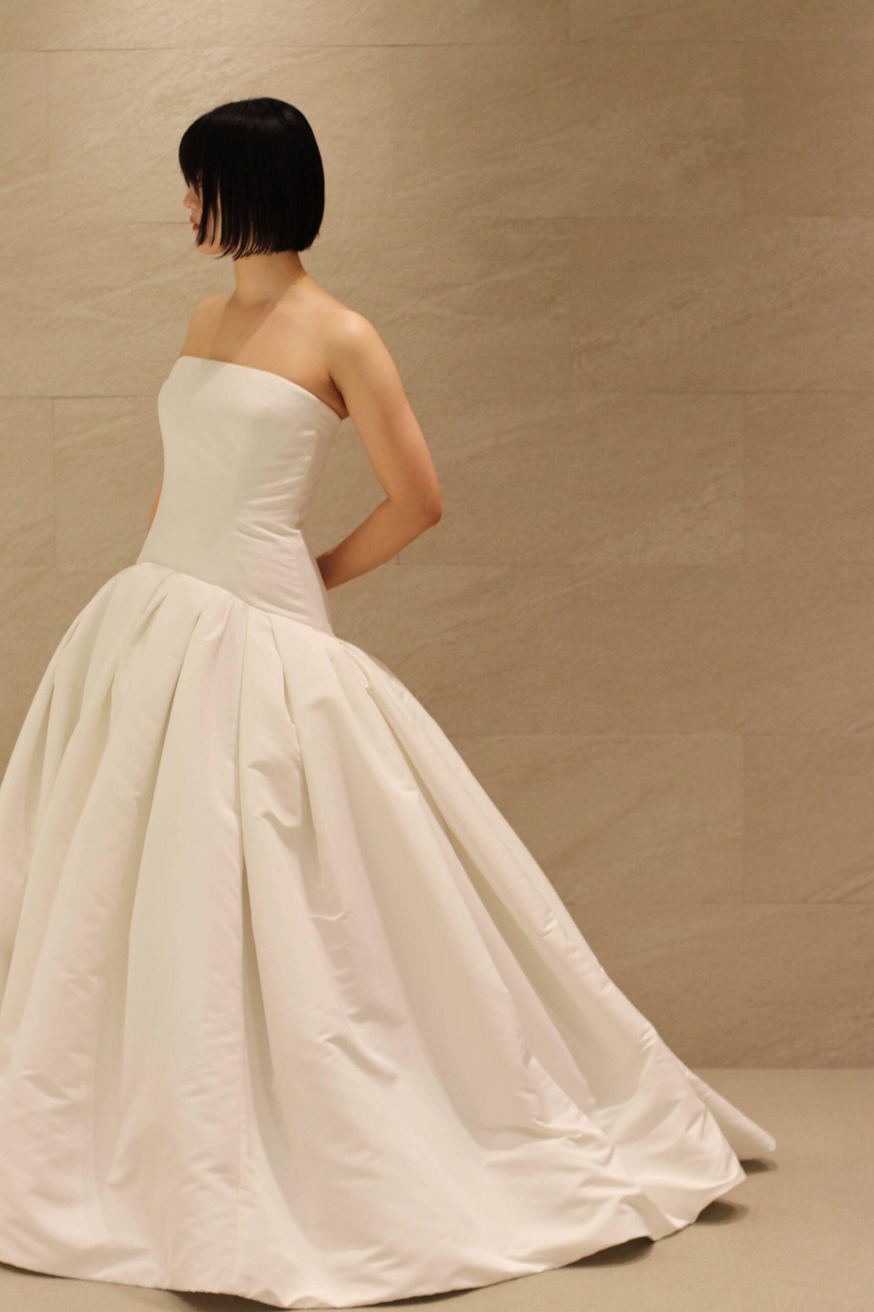 オスカーデラレンタの2022年spring collectionよりご紹介するビスチェタイプのウェディングドレスは、スカートのふわりとしたボリュームが美しいシルエットを叶えるデザインです