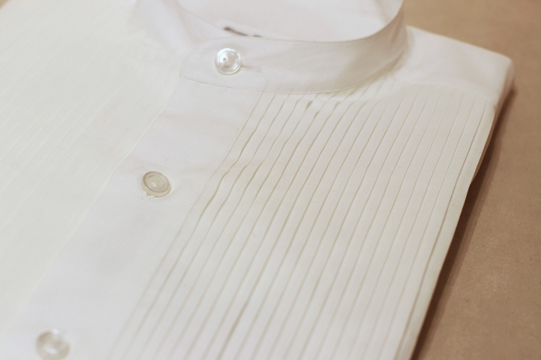 イタリアナポリのシャツブランドERRICO FORMICOLA(エリコ フォルミコラ)のバンドカラープリーツシャツ