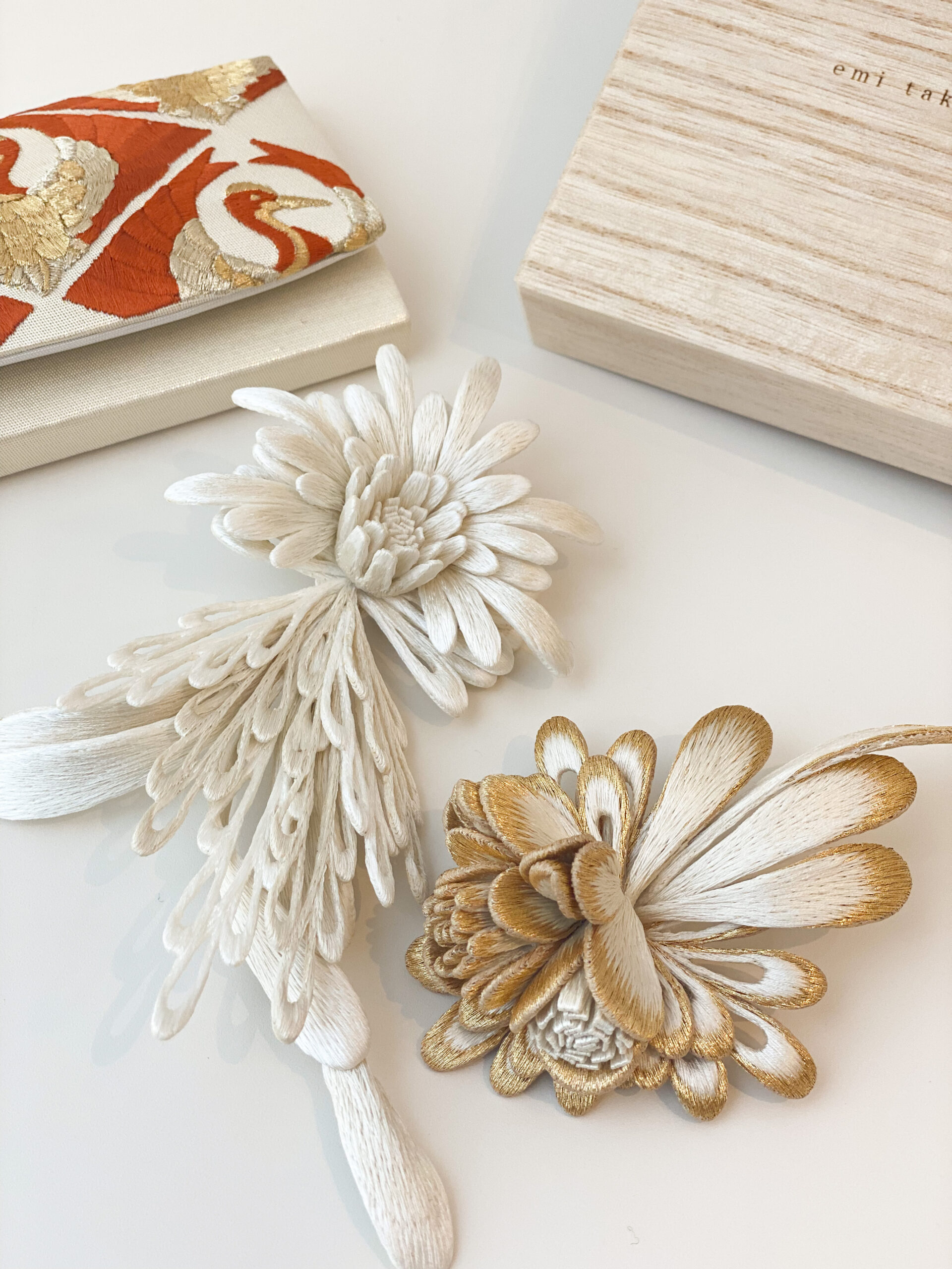 結婚式の色打掛で洋髪に合わせる髪飾り