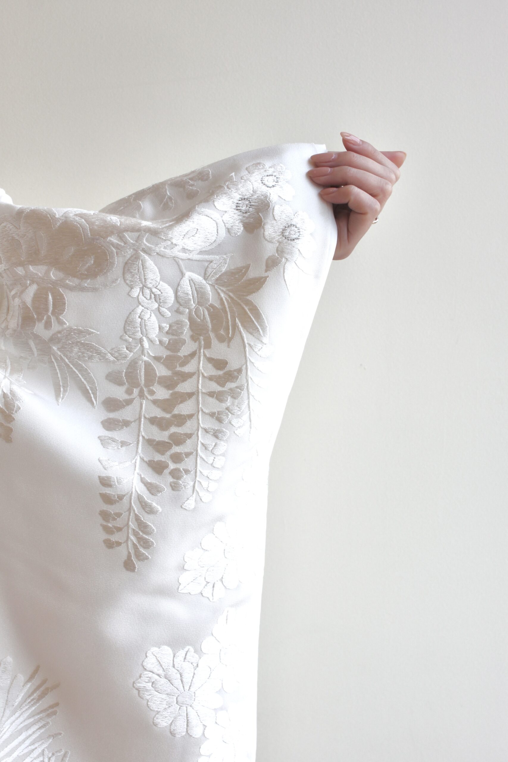 ザトリートドレッシング京都店にてお取り扱いのあるお花の柄行の白無垢のご紹介