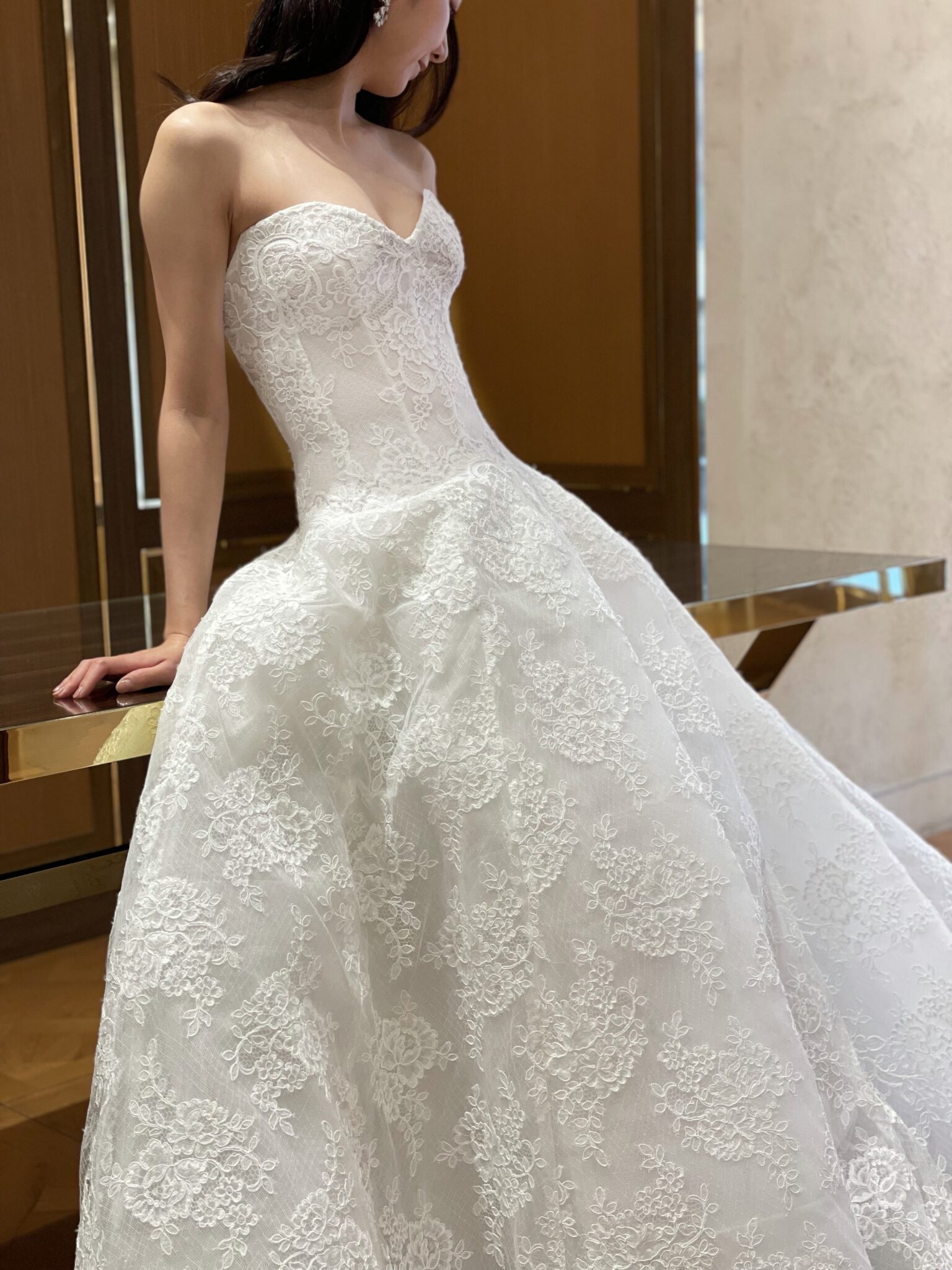 トリートドレッシングがお勧めのハートシェイプとはハート型にカットされた胸元のデザインです。ハートシェイプのほかにハートカットともいいます。丸みのあるカッティングが女性らしく、デコルテを華やかに魅せてくれます。