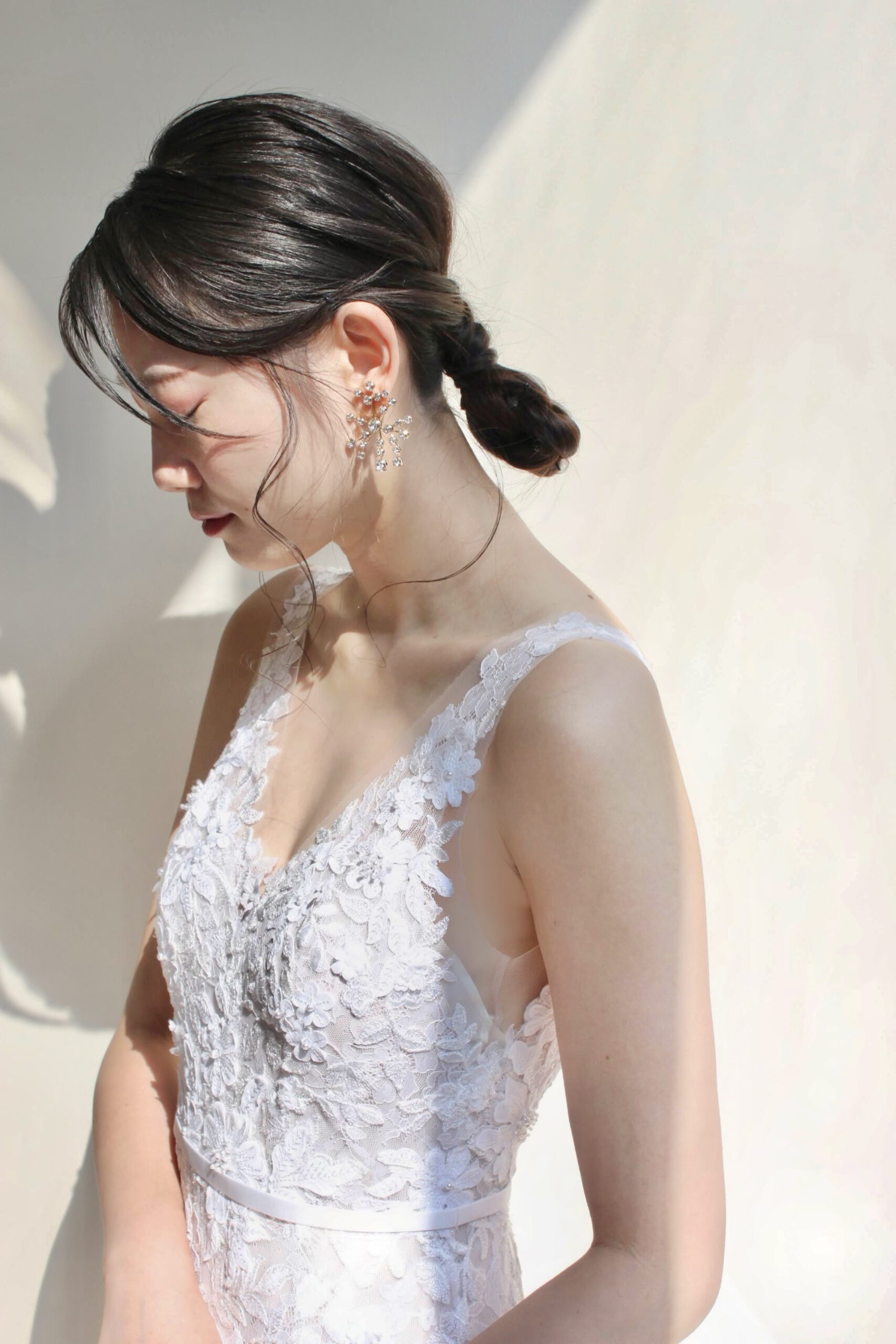 京都で結婚式をお考えの花嫁様におすすめドレスのご紹介。緩めの下めシニヨンでお顔周りの後れ毛を出し、ビジューが美しいゴールドのイヤリングを合わせると幸福感溢れるブライズスタイルになります