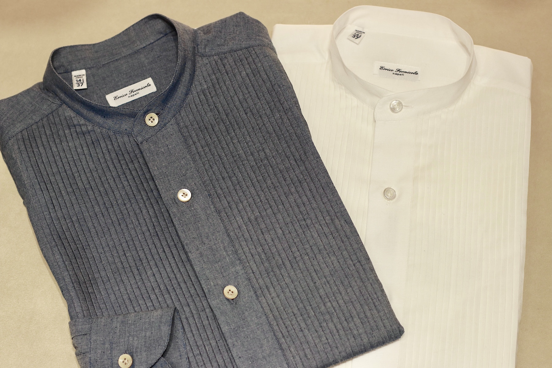 イタリアナポリのシャツブランドERRICO FORMICOLA(エリコ フォルミコラ)のバンドカラープリーツシャツ