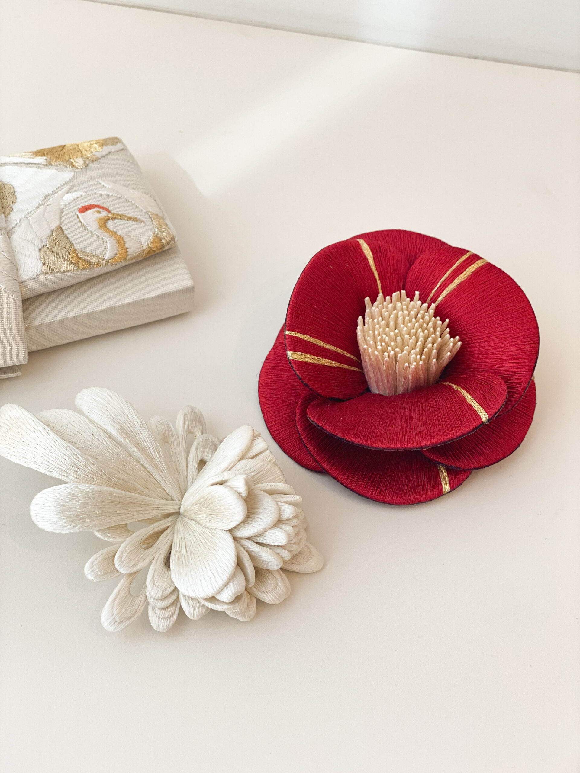 結婚式での和装に合わせる髪飾りは刺繍のお花を誂えて