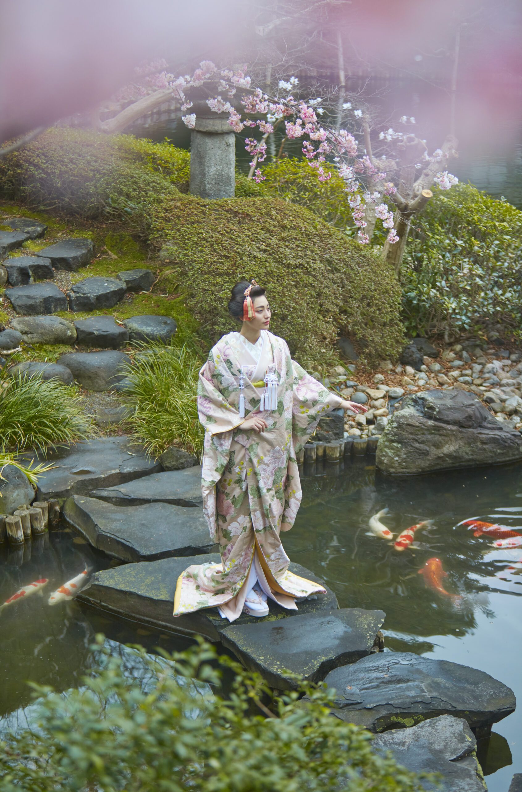 THETREAT DRESSINGからオリジナル着物が登場。古典の柄行をモダンに昇華させた、色打掛、白無垢が生まれました。和婚にぴったりな桃色の色打掛のご紹介。