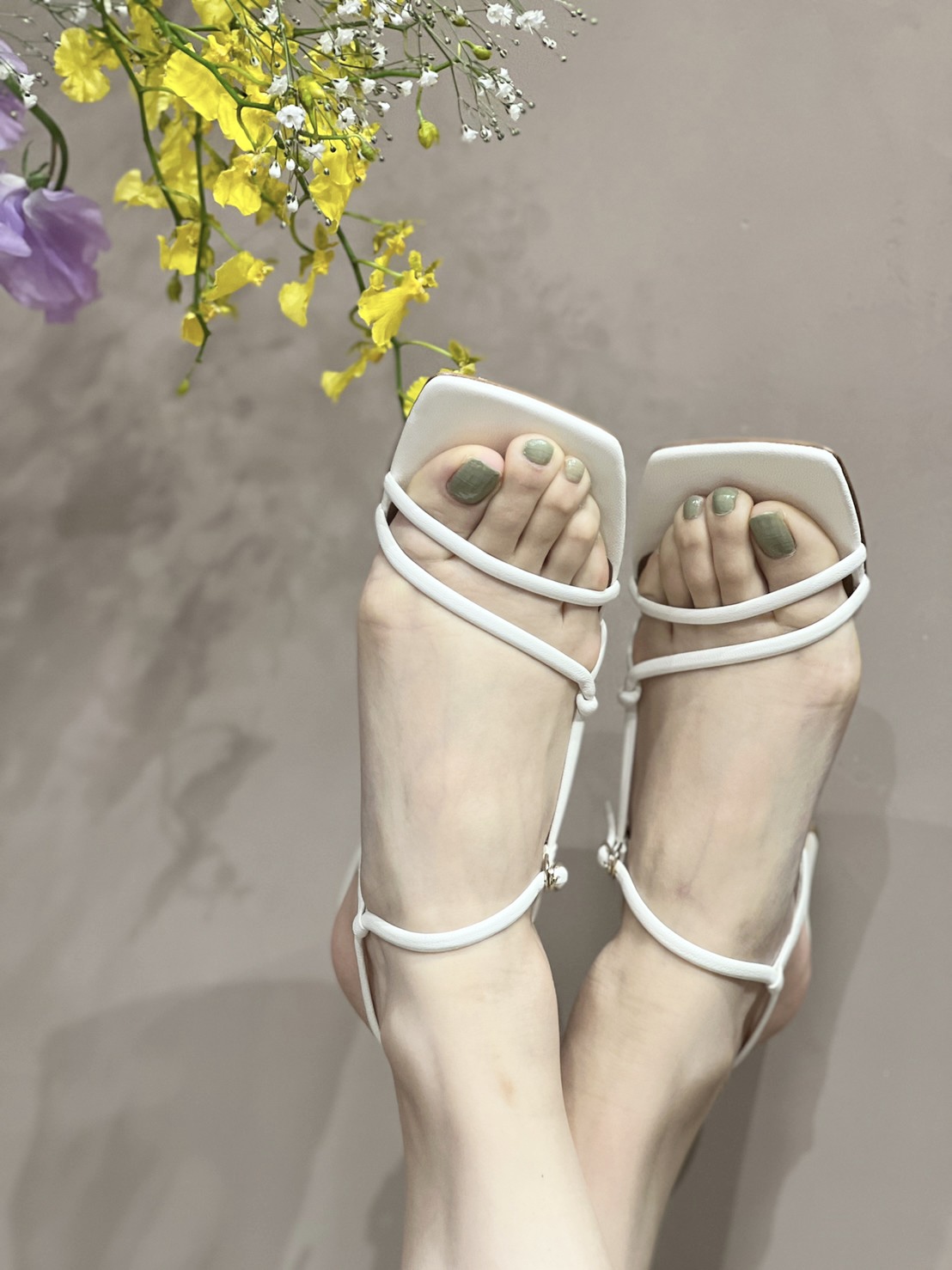 ガーデンオリエンタル大阪のおしゃれな花嫁におすすめのウェディングドレスに合わせるサンダル