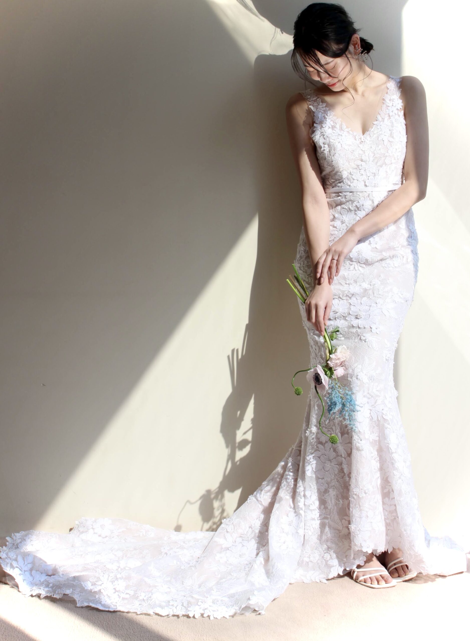 京都で結婚式をお考えの花嫁様におすすめドレスのご紹介。THETREATDRESSINGんいてお取り扱いしているマーメイドラインのウェディングドレスは上品でスパンコールが施され特別な一日の華やかさを演出します