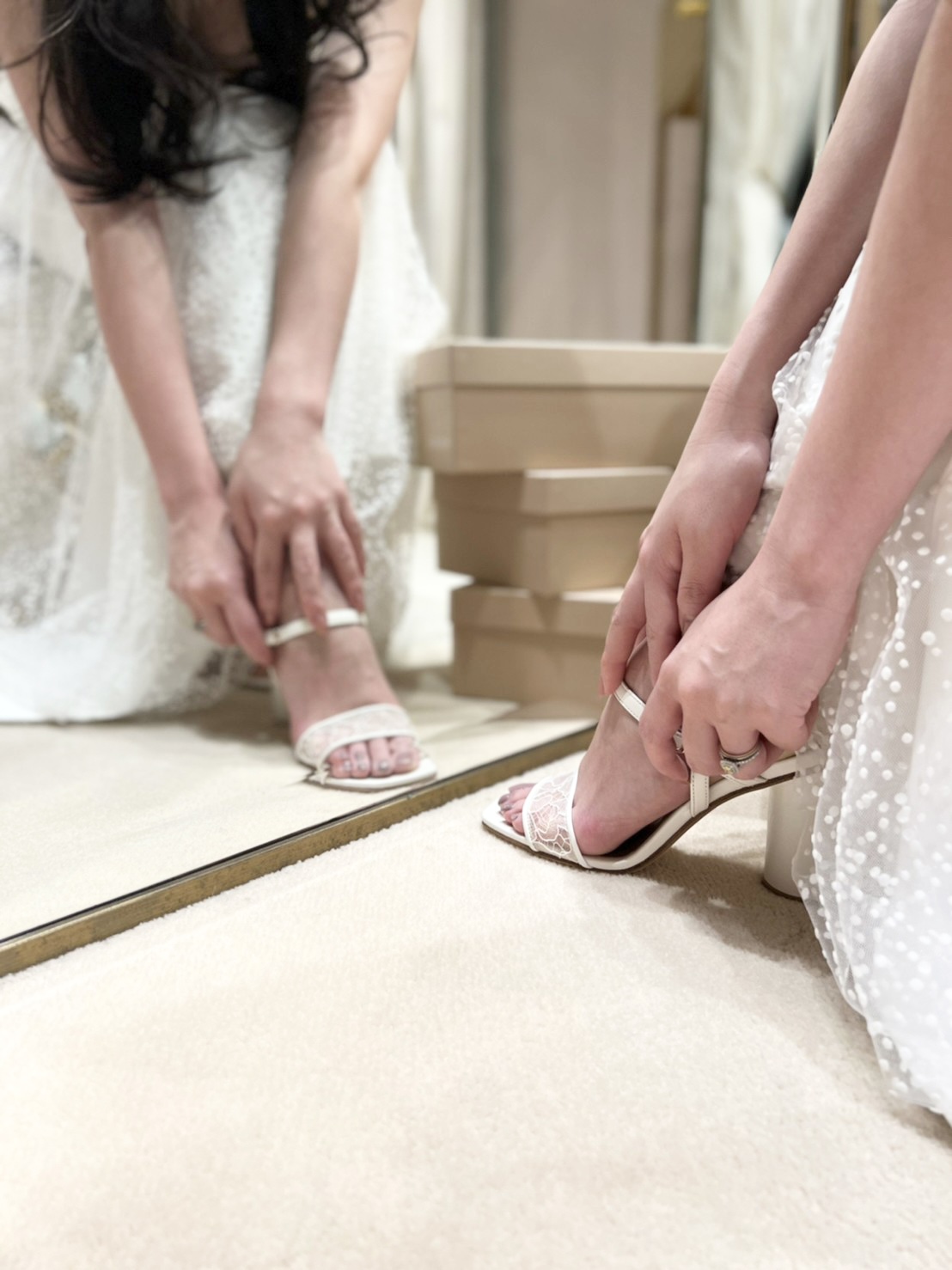 ナチュラルな会場におすすめのウェディングドレスに合わせるハーヴェのサンダルのご紹介