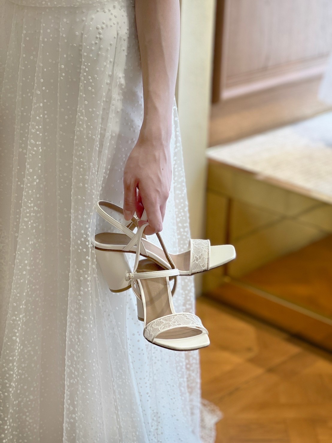 トリートドレッシングのウェディングドレスに合わせるレースのサンダルのご紹介