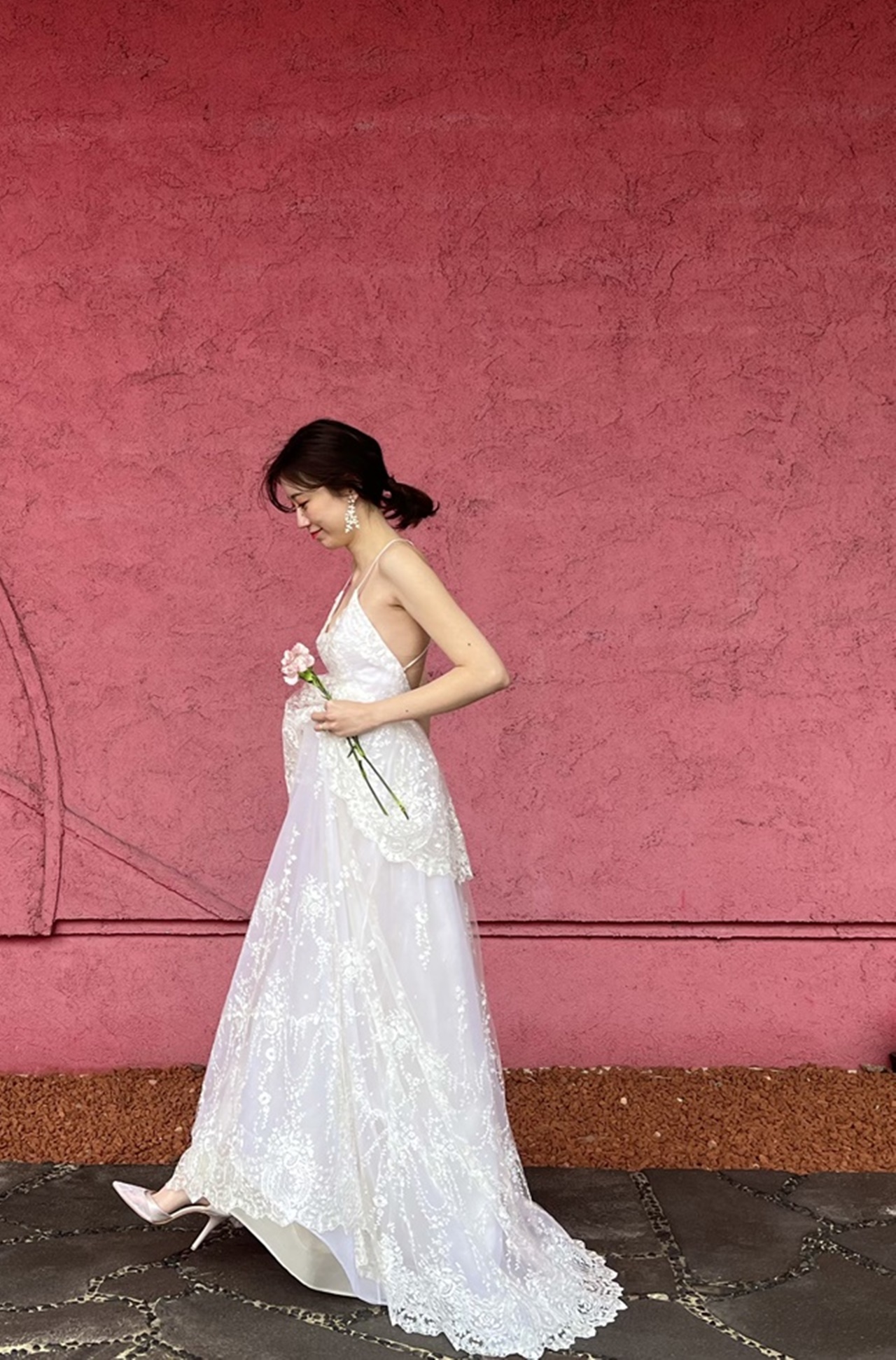 ザ ルイガンズのビビッドピンクの壁をバックにしたショットは、前撮りでも大人気の一枚です。