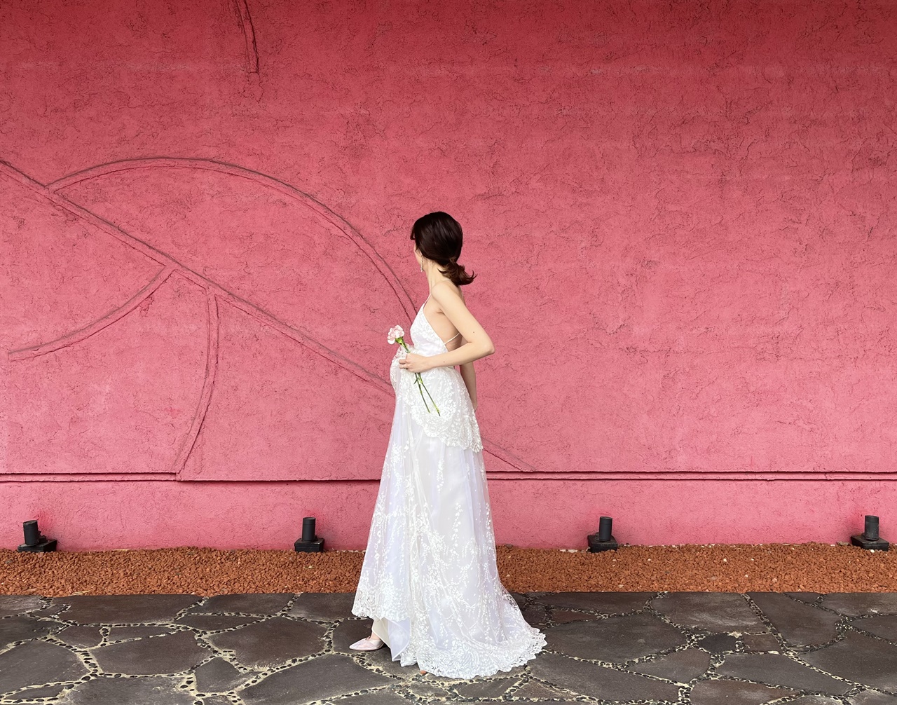 柔らかく透明感のあるスレンダーラインのウェディングドレスは、可憐で優し気なスタイルを演出します